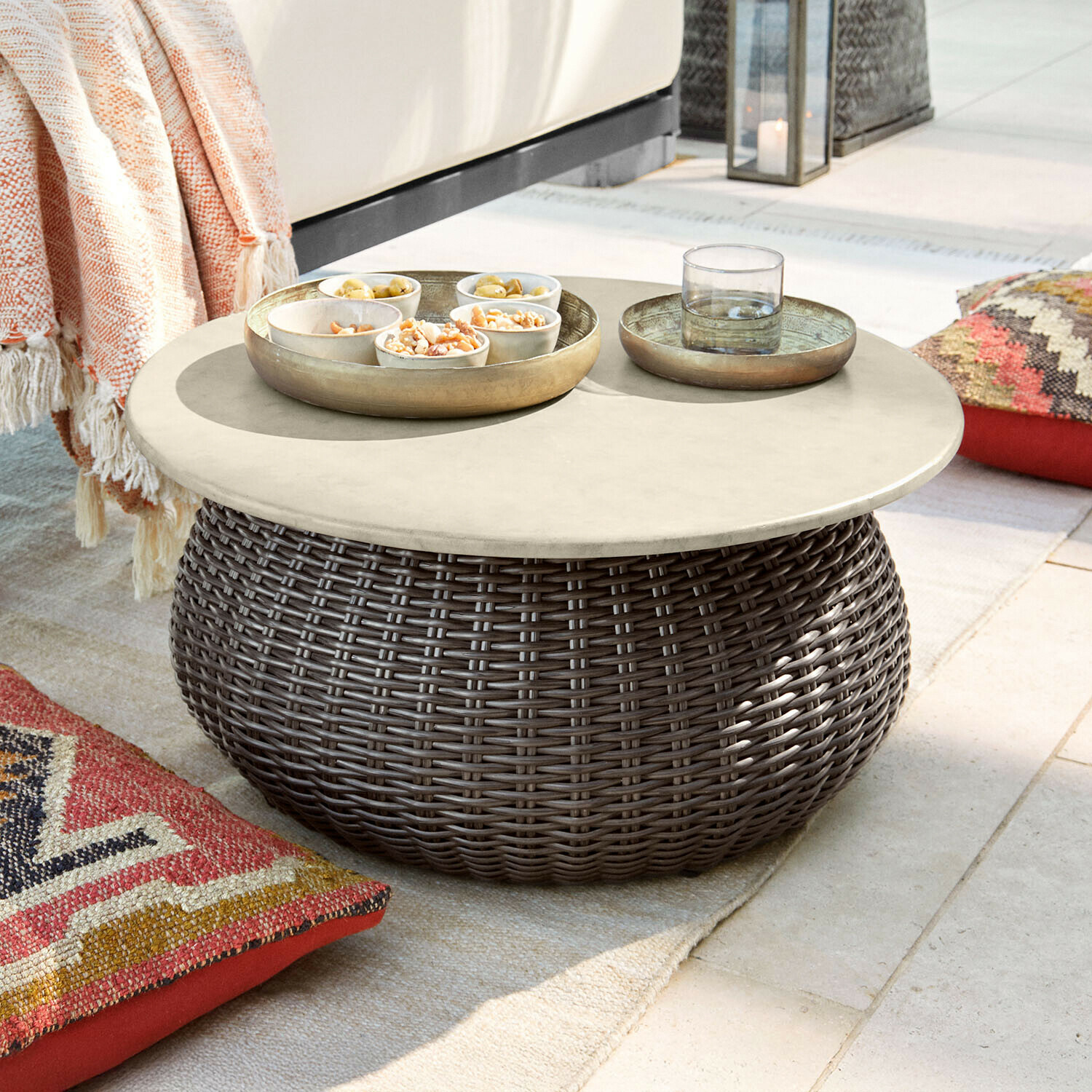 Couchtisch Tarevo Runder Couchtisch aus braunem Rattan mit hellem Tischplatte, ideal für Garten und Terrasse