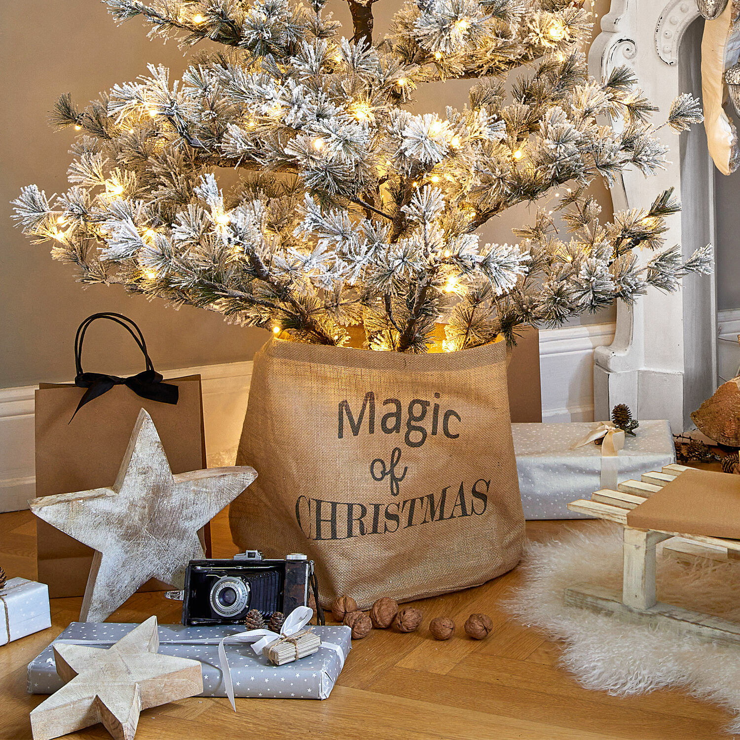 Stoffkorb Magic Künstlicher, schneebedeckter Weihnachtsbaum in Jutesack mit Schriftzug Magic of Christmas und Deko