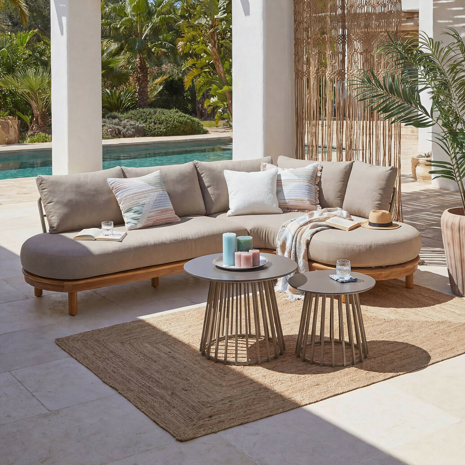 Beige Ecksofa mit Holzgestell auf Terrasse am Pool mit zwei Beistelltischen