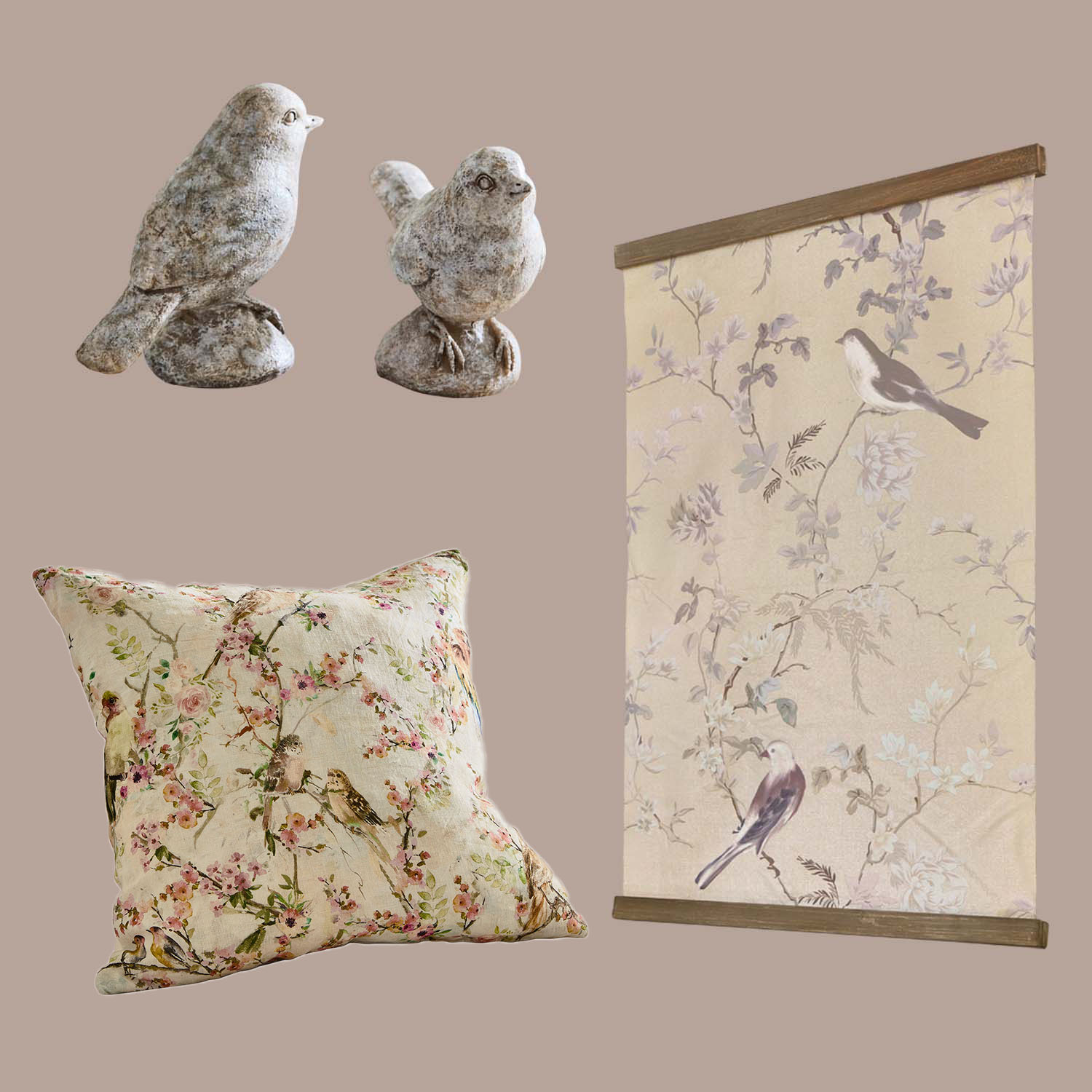 Dekorative Steinvögel, Kissen und Wandbild mit Vogel- und Blumenmotiven in Pastellfarben