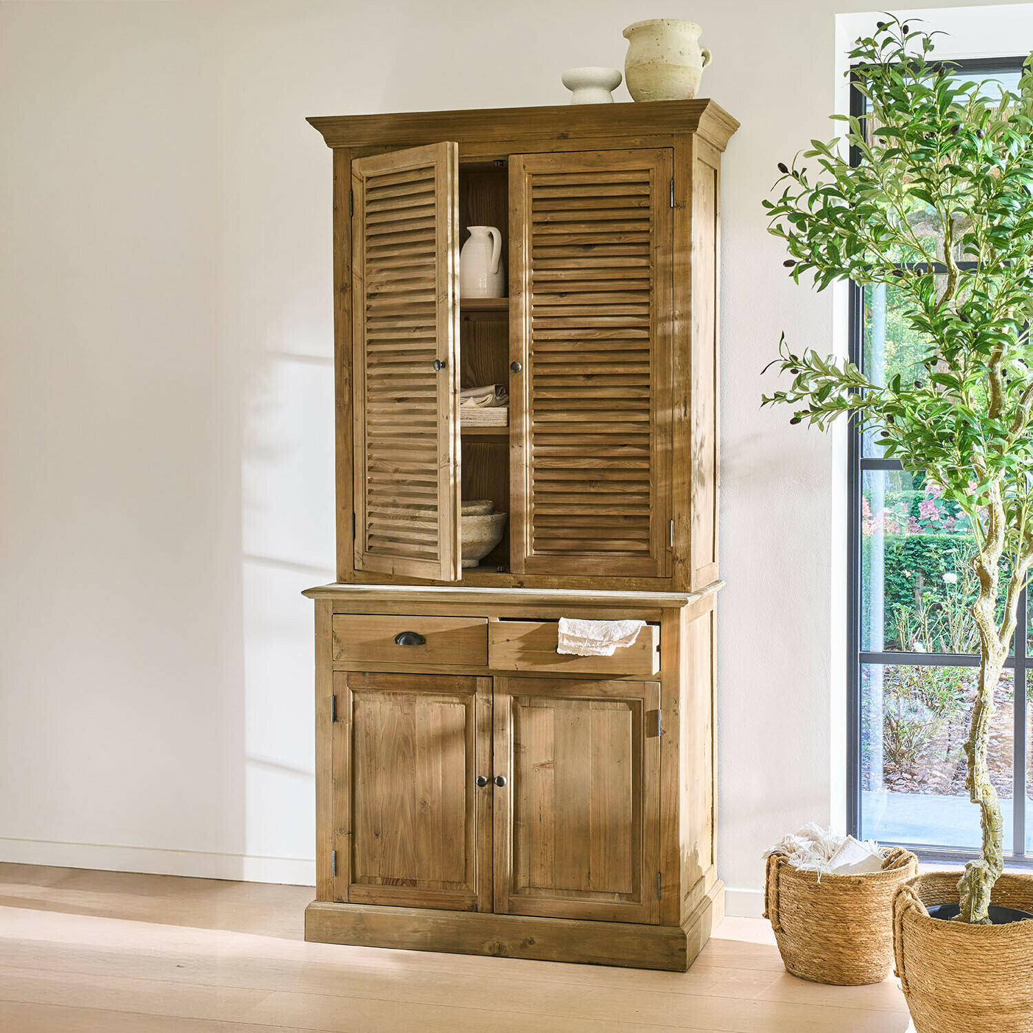 Holzschrank mit Lamellentüren und Schubladen in natürlicher Farbe, praktischer Stauraum im Wohnzimmer