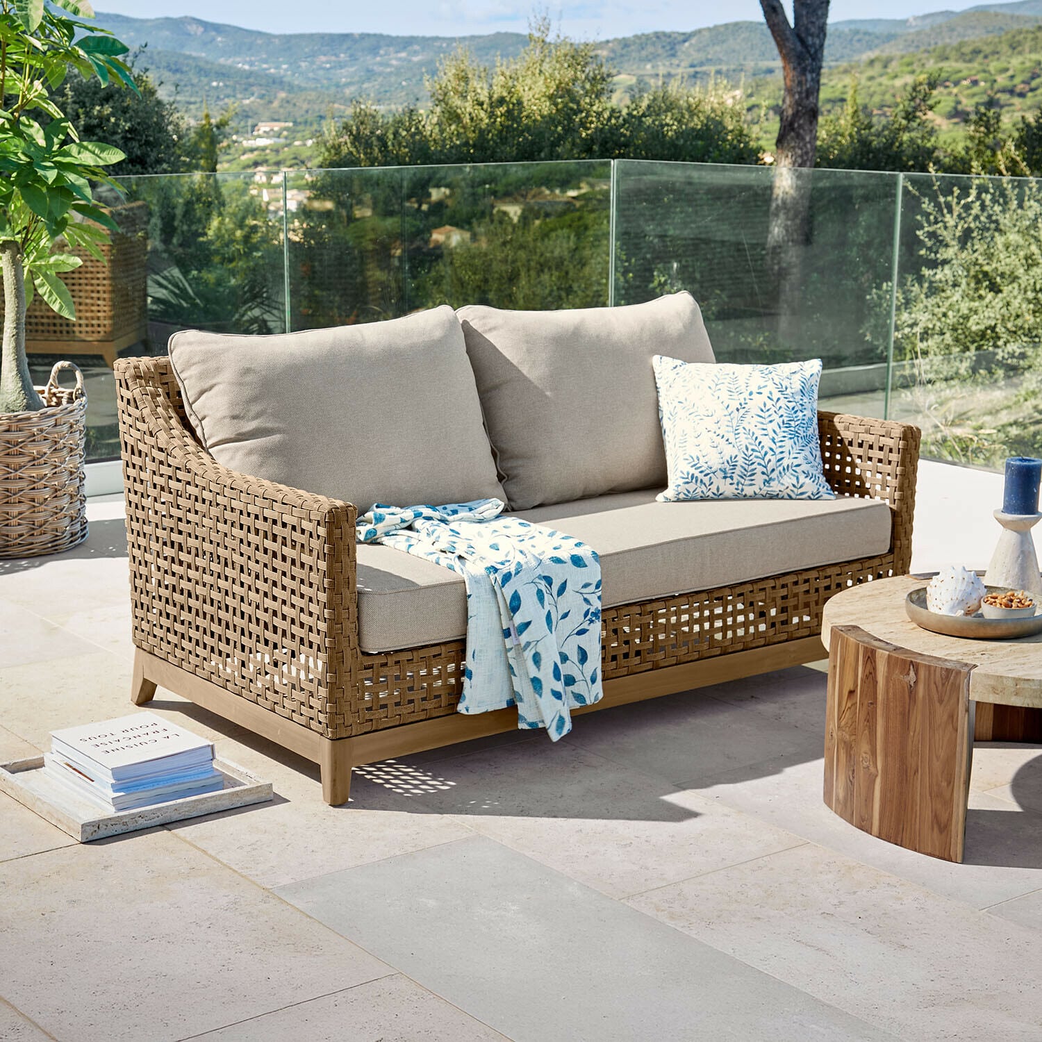 Sofa Isolara Outdoor-Sofa aus geflochtenem Natur-Rattan mit beigen Polstern und blauem Blattmuster-Decke