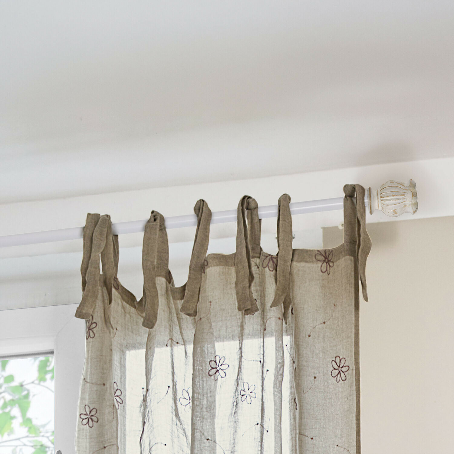 Gardinenstange Bellevoire Transparenter Leinenvorhang in Beige mit braunen Blumenmustern und Schlaufen zum Aufhängen