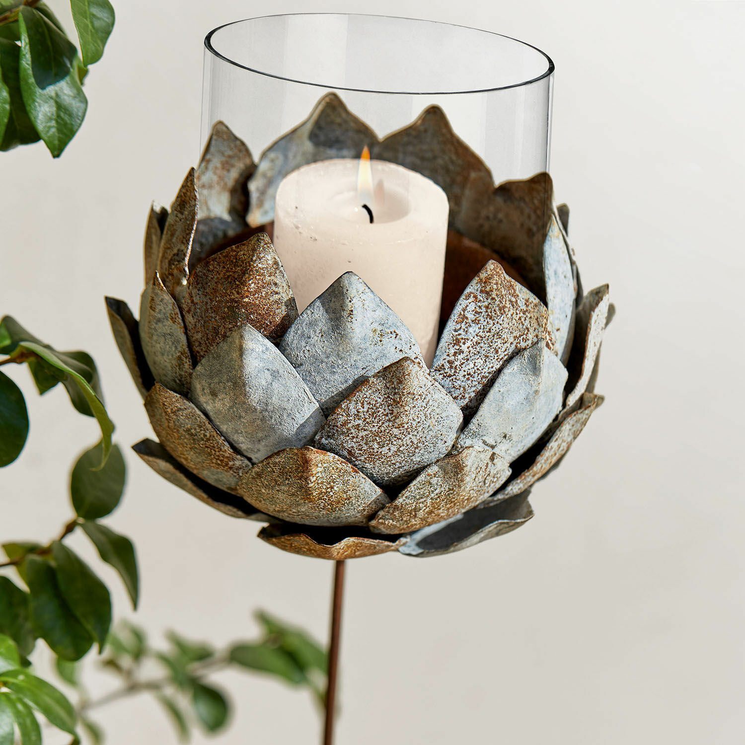 Kerzenhalter Cuvier Metall-Kerzenhalter in Blumenform mit weißer Kerze und Glasaufsatz, stilvolle Wohnraumdeko