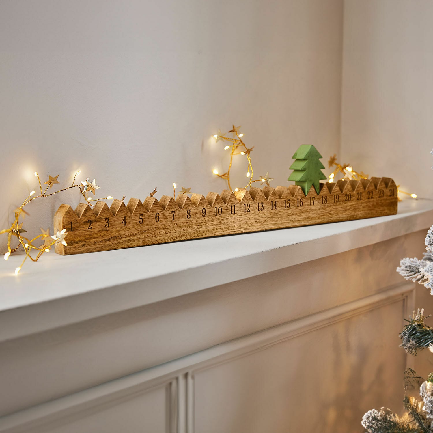 Adventskalender Ciloren Holz-Adventskalender mit grünem Tannenbaum und LED-Lichterkette auf weißem Regal, Weihnachtsdekoration