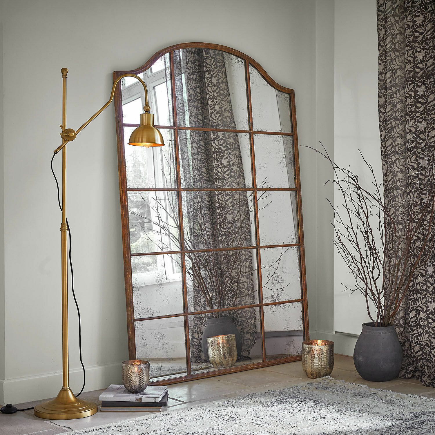 Spiegel Aimorie Großer Spiegel mit rostfarbener, antik wirkender Rahmen, dekorative Kerzen und goldene Stehlampe im Wohnzimmer