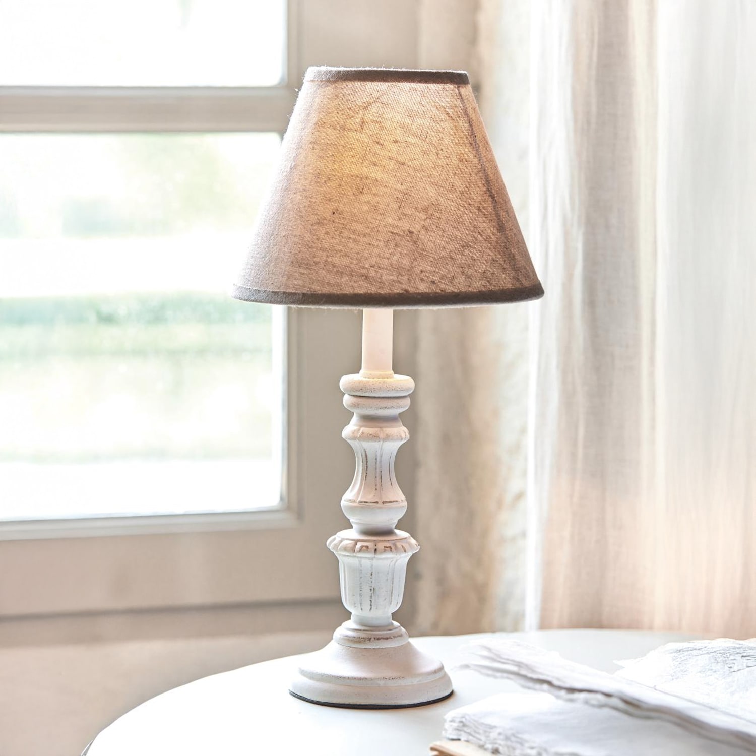 Tischlampe aus weißem Holz mit beigem Lampenschirm, dekorative Beleuchtung für Wohnzimmer oder Schlafzimmer