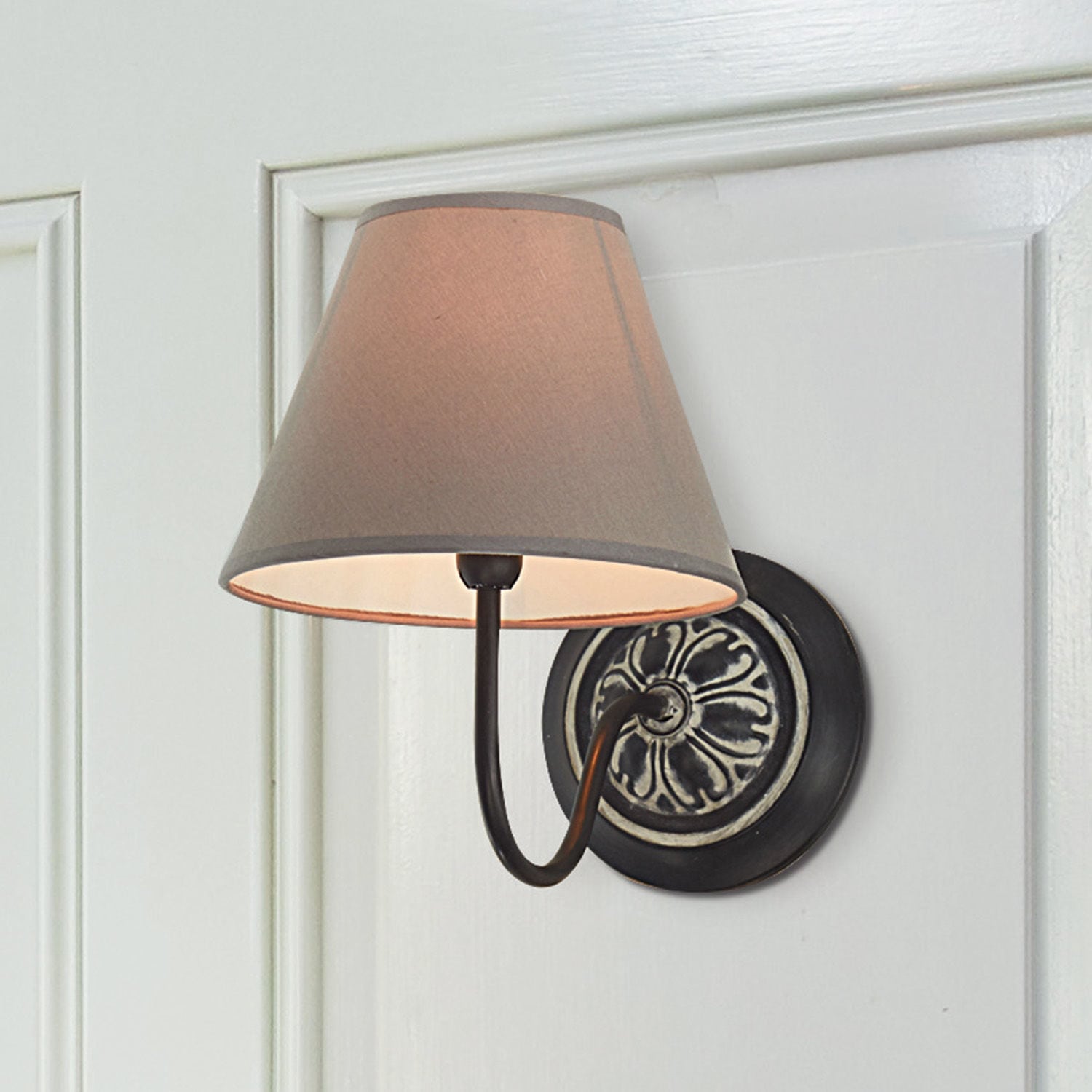 Wandlampe Gradinas Wandleuchte aus schwarzem Metall mit beigem Lampenschirm, klassisches Licht für Wohnzimmer oder Schlafzimmer