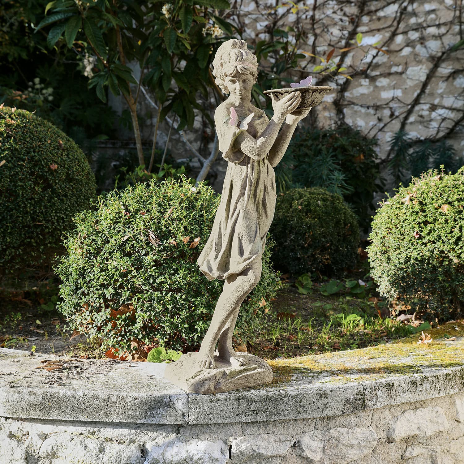 Skulptur Malia Steinskulptur eines Mädchens mit Schale und Schmetterlingen im Garten als dekorativer Akzent