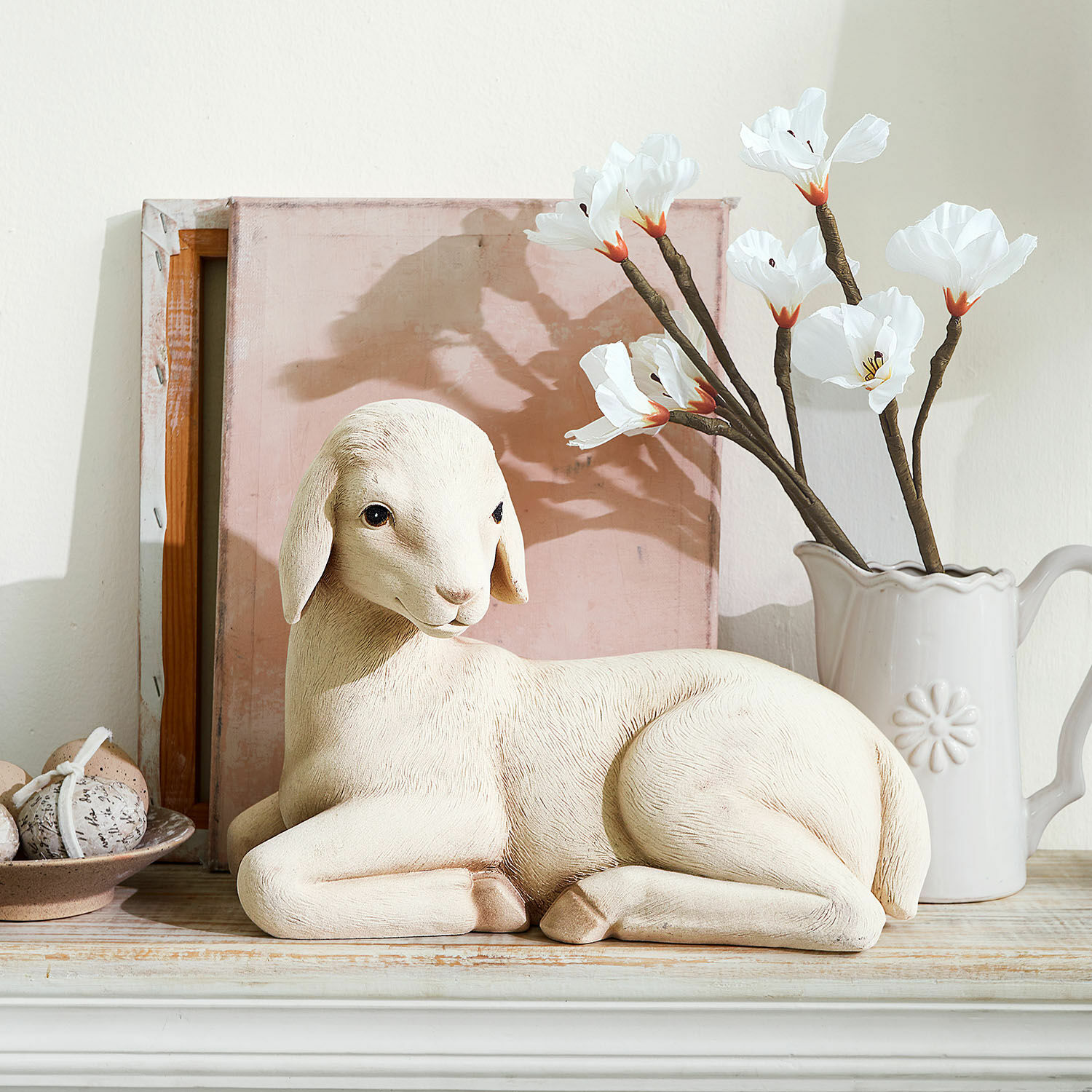 Deko-Lamm Xénandrine Dekorative cremefarbene Schaf-Figur auf Holzregal mit Blumen und Eiern als Deko