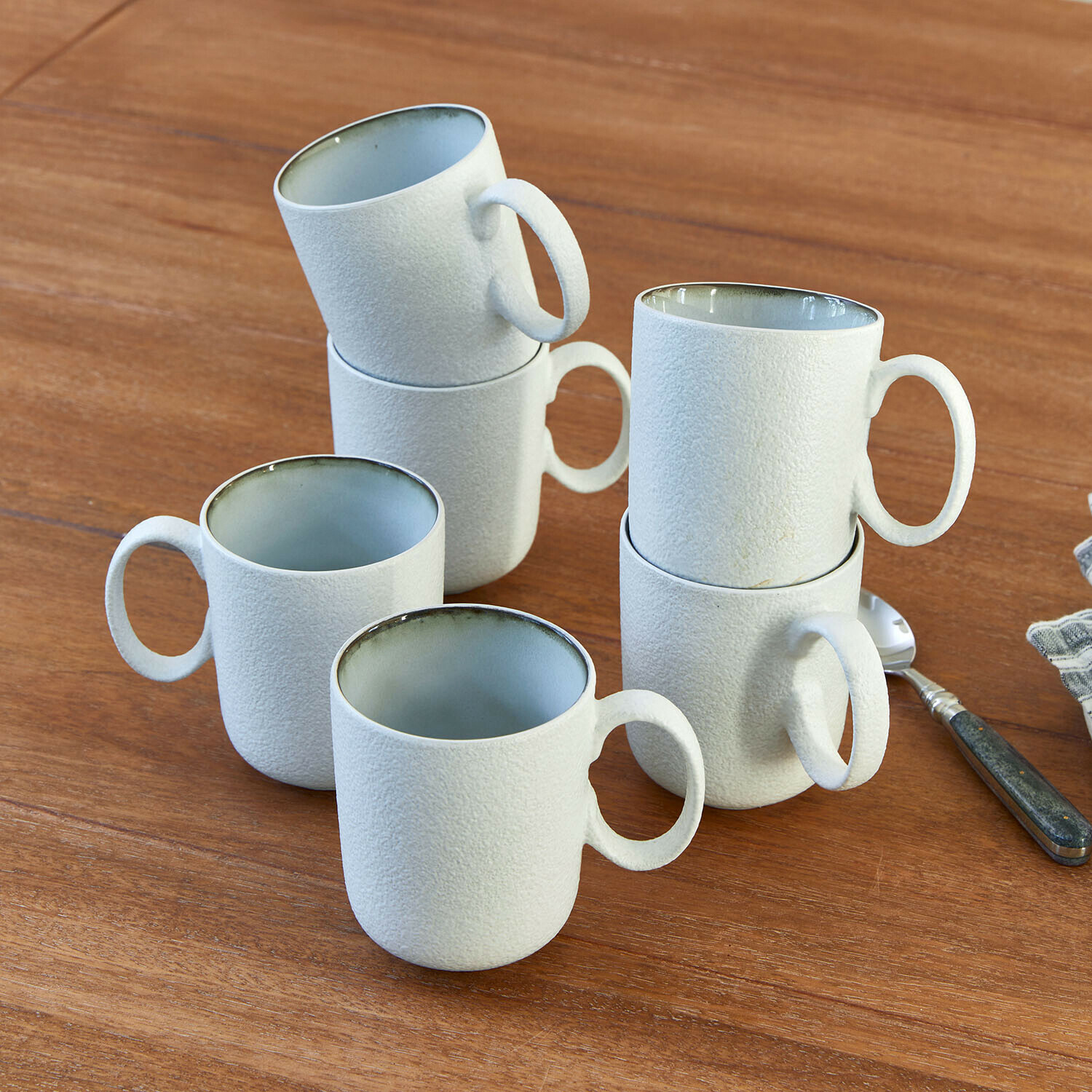 Tasse 6er Set Eiruna Sechser-Set weiße Keramiktassen mit strukturierter Oberfläche auf Holztisch