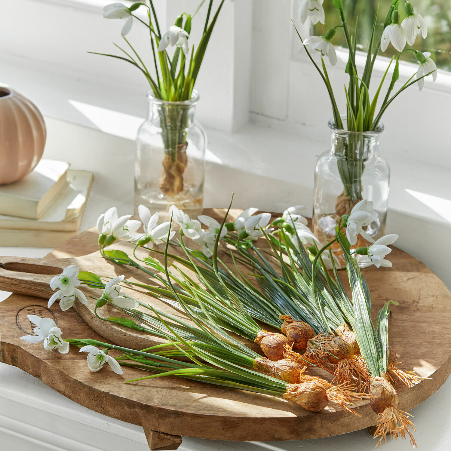 Deko-Blume 12er Set Willmare Weiße Schneeglöckchenblüten mit Zwiebeln auf Holzschneidebrett in hellem Raum
