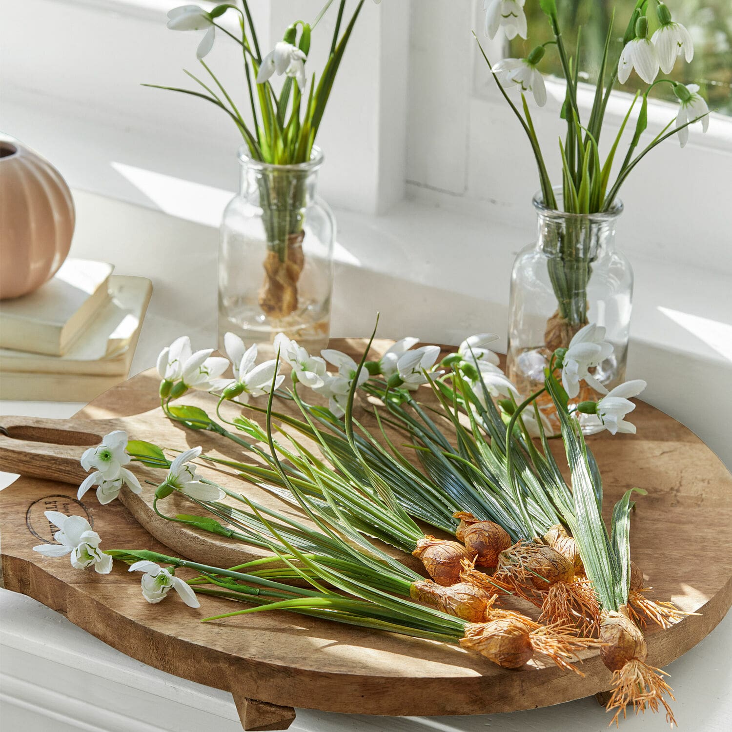 Deko-Blume 12er Set Willmare Weiße Schneeglöckchenblüten mit Zwiebeln auf Holzschneidebrett in hellem Raum