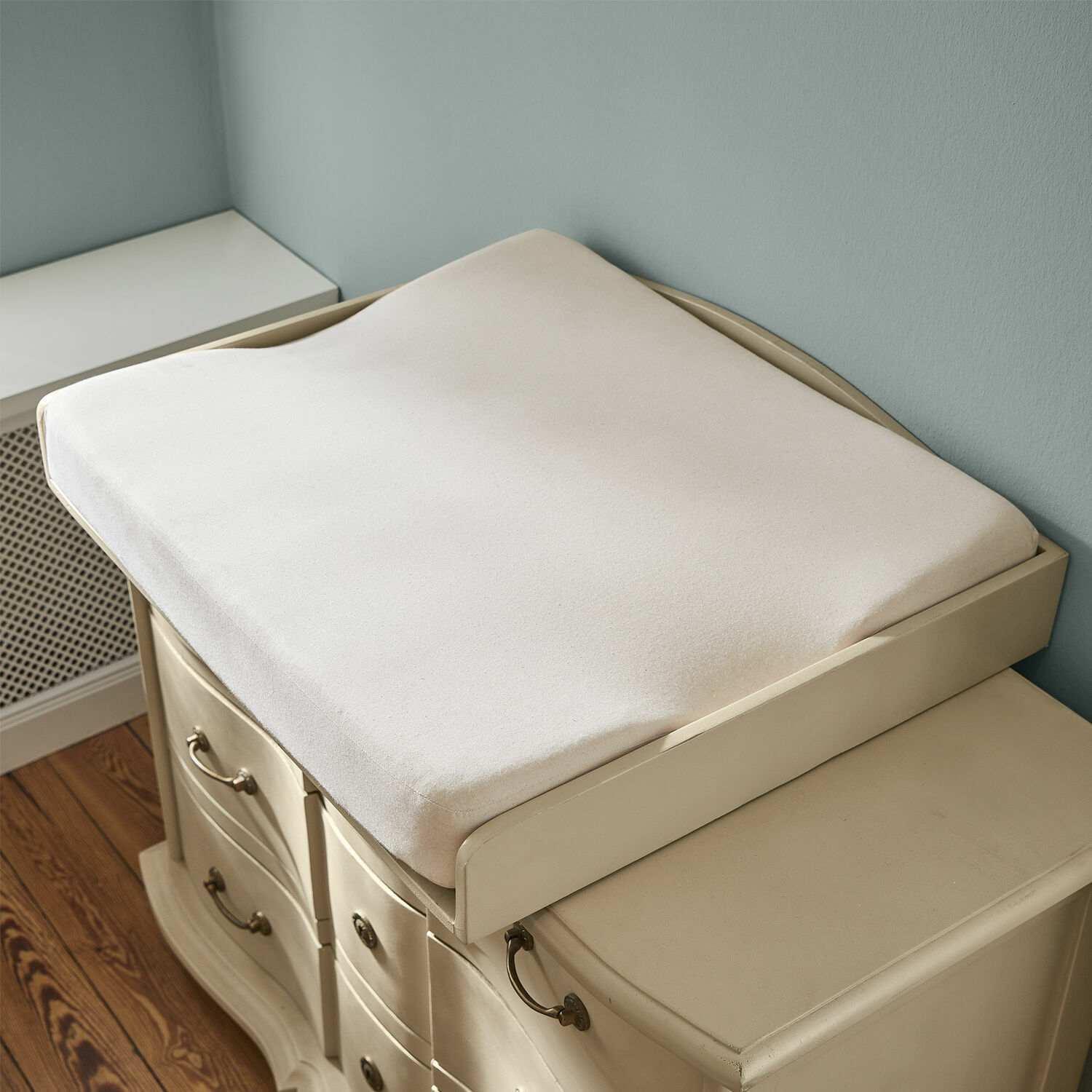 Wickelauflagenkissen Aiguillon Beige weiche Stoffauflage für Wickeltisch auf cremefarbenem Kommodenschrank im Kinderzimmer
