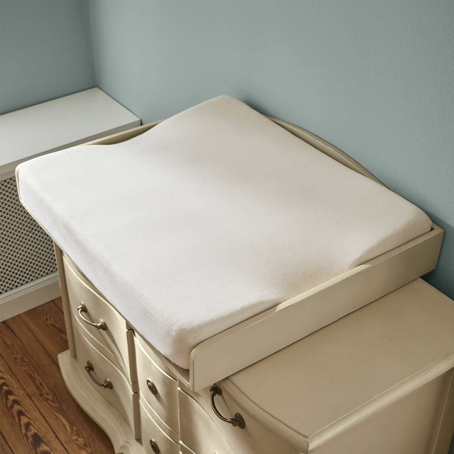 Wickelauflagenkissen Aiguillon Beige weiche Stoffauflage für Wickeltisch auf cremefarbenem Kommodenschrank im Kinderzimmer