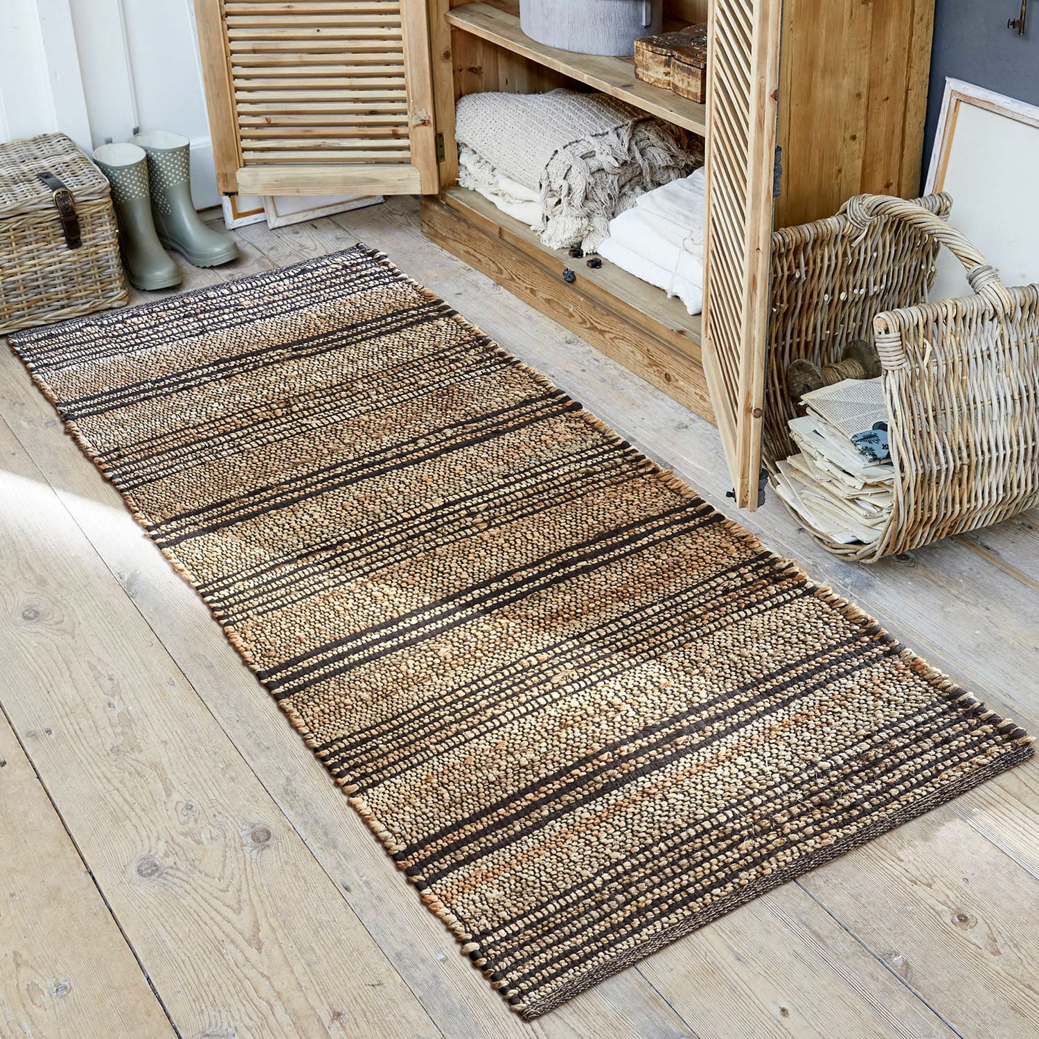 Läufer Lantenot Natur-Jute-Teppich mit braun-beigen Streifen auf hellem Holzboden, Wohnraumdekoration