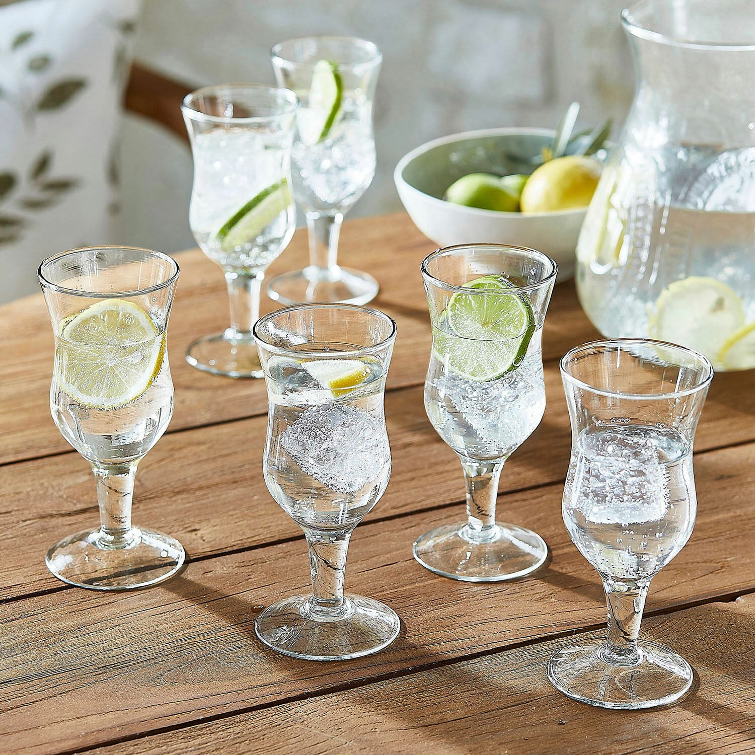 Glas 6er Set Gaëtane Sechser-Set klare Gläser mit Wasser, Eiswürfeln und Zitronenscheiben auf Holztisch
