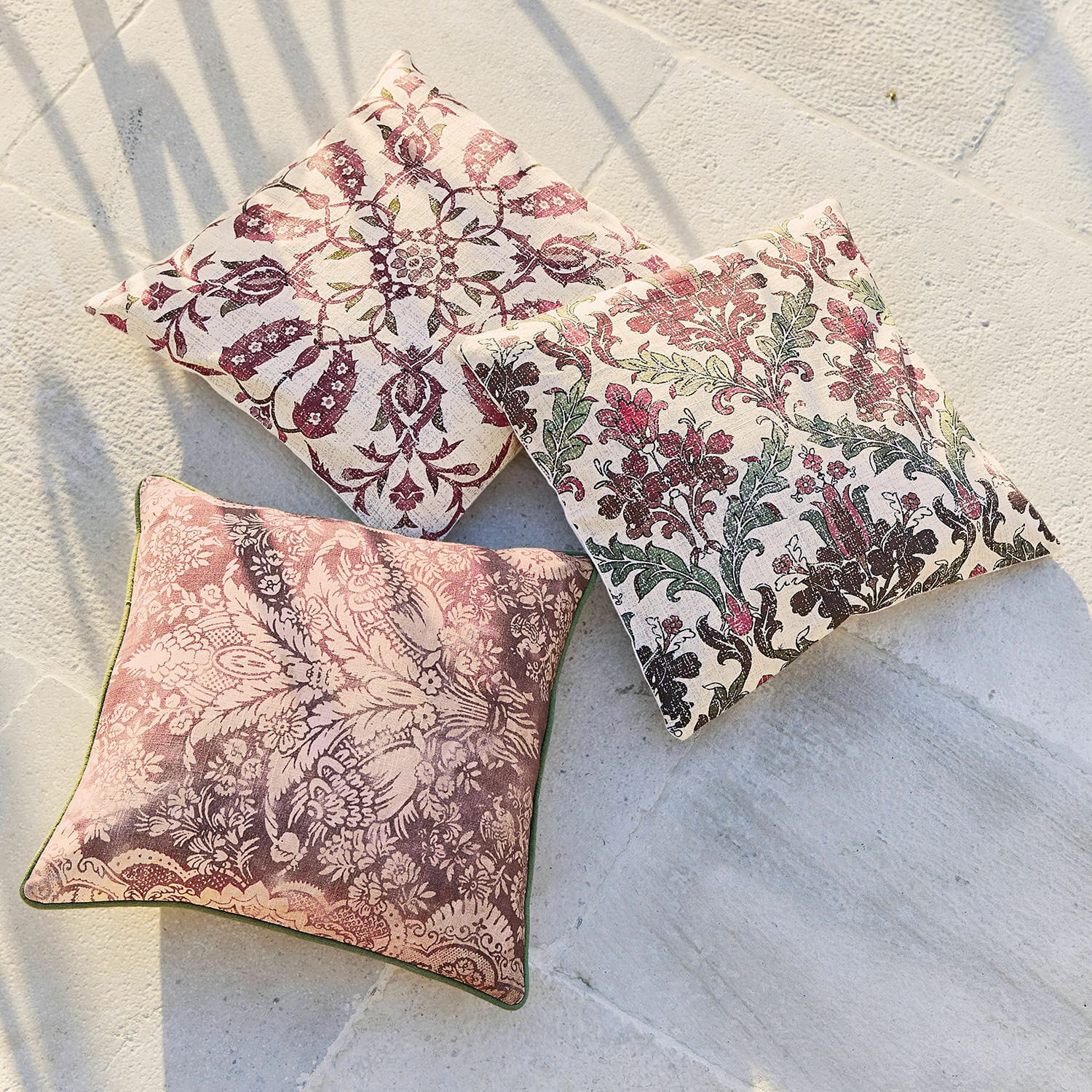 Kissenhülle 3er Set Camden Drei dekorative Baumwollkissen mit floralen Mustern in Rosa- und Grüntönen auf hellem Grund