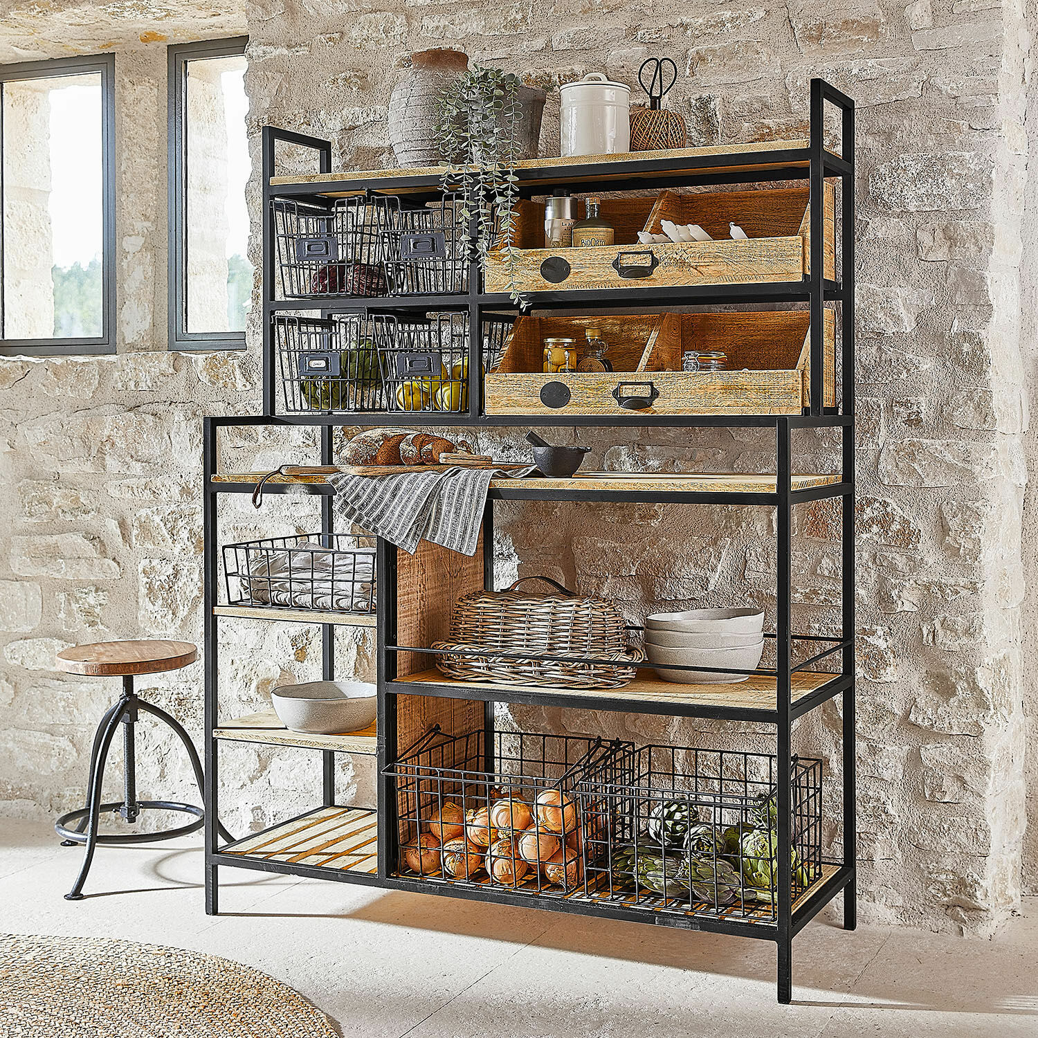 Regal Greenbriar Küchenregal aus Metall und Holz mit Drahtkörben für Gemüse und Zubehör im Industrie-Stil