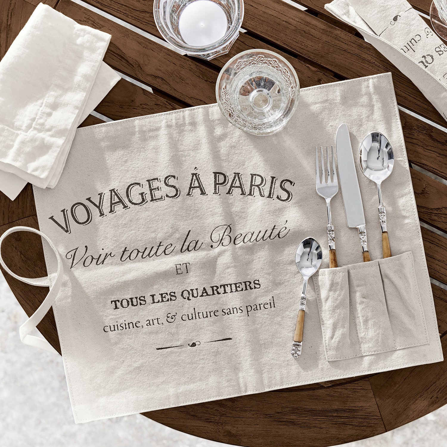 Platzset 2er Set Voyage Beige Leinentischdecke mit französischem Aufdruck und Bestecktaschen auf Holztisch