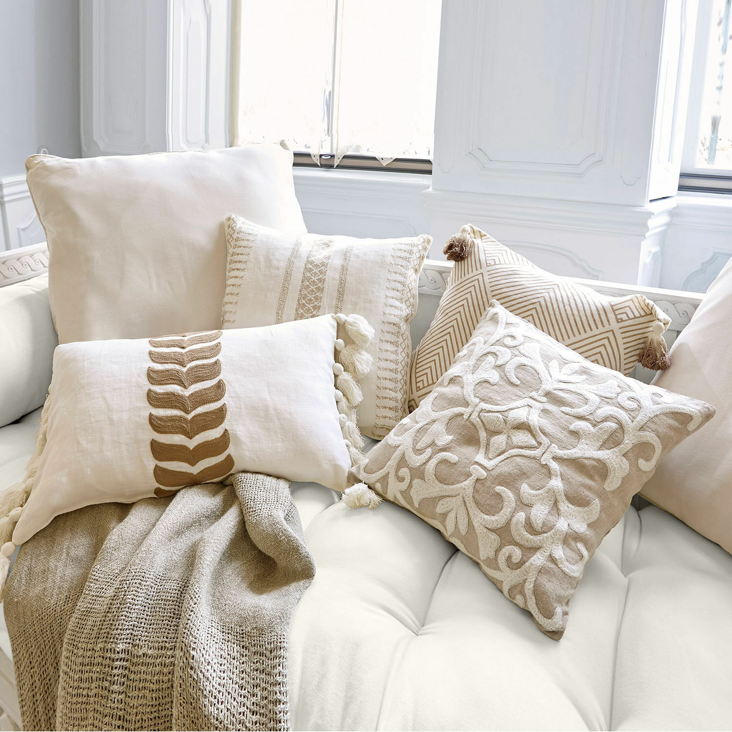 Kissenhülle 4er Set Olette Set aus dekorativen Baumwoll- und Leinenkissen in Beige auf hellem Sofa für Wohnzimmer