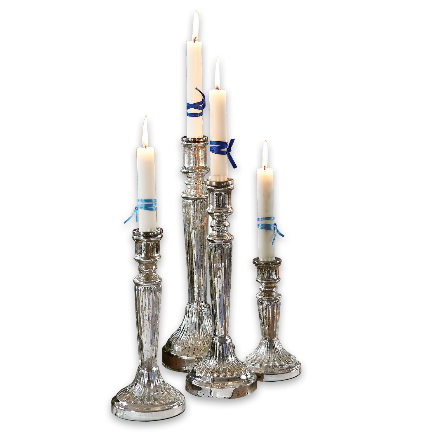Kerzenständer 4er Set Selby Set aus vier silbernen Kerzenhaltern mit weißen Kerzen und blauen Bändern für Wohnraumdeko