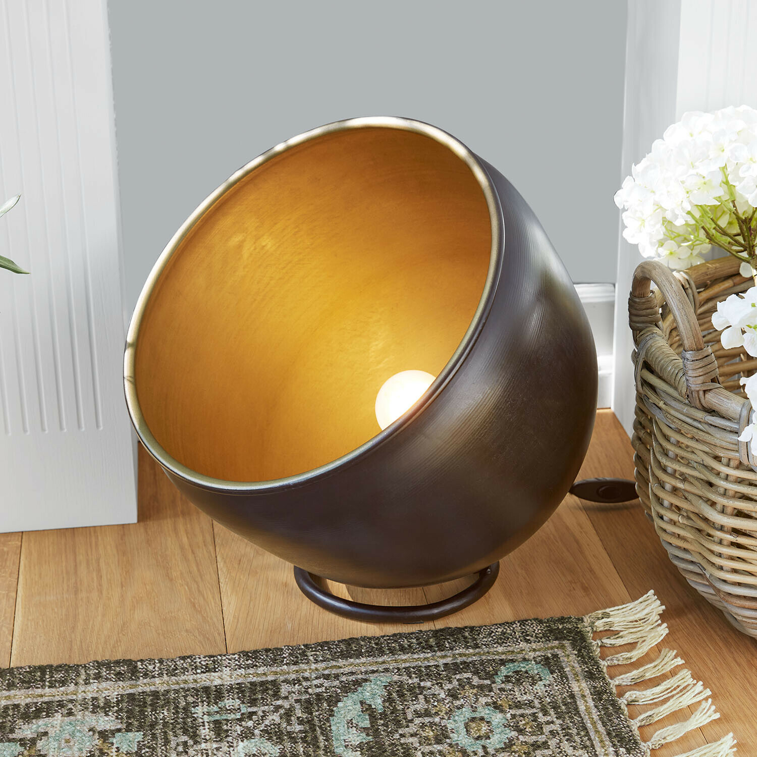 Bodenlampe Moorford Metall-Tischlampe mit goldfarbenem Innenraum und schwarzer Außenfläche auf Holzboden