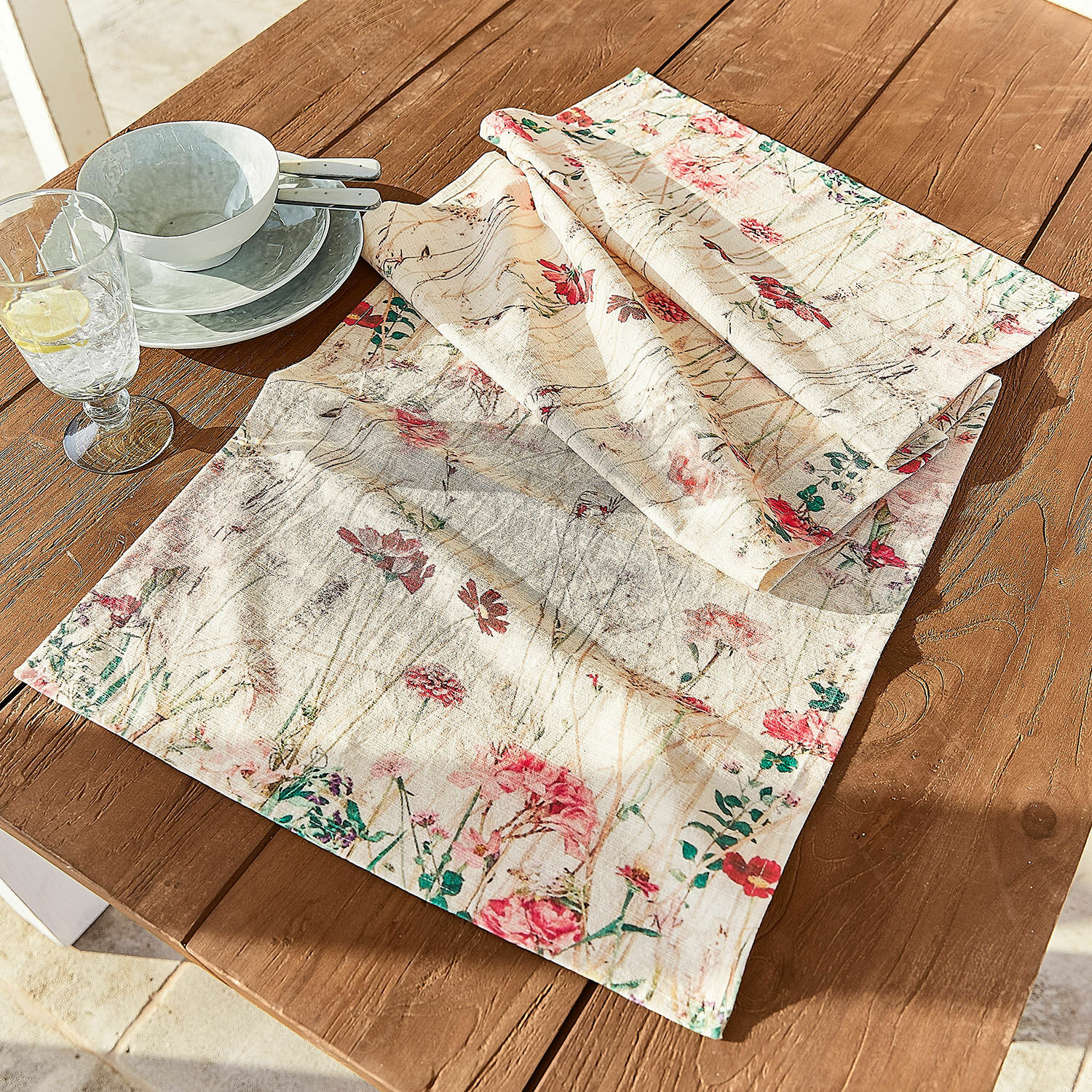 Tischläufer Briovene Leinen-Tischdecke in Creme mit floralem Muster auf Holztisch für stilvolle Tischdekoration