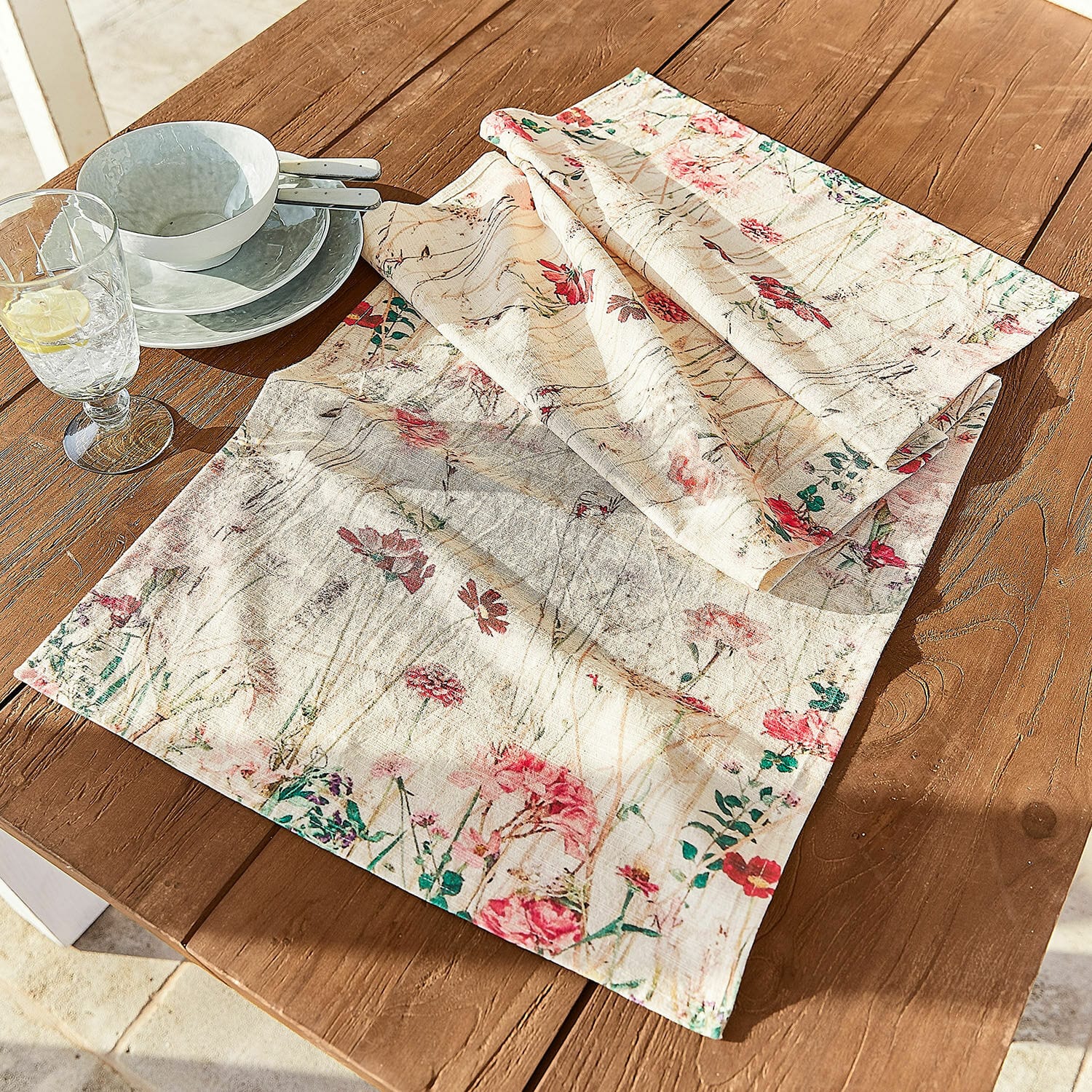 Tischläufer Briovene Leinen-Tischdecke in Creme mit floralem Muster auf Holztisch für stilvolle Tischdekoration
