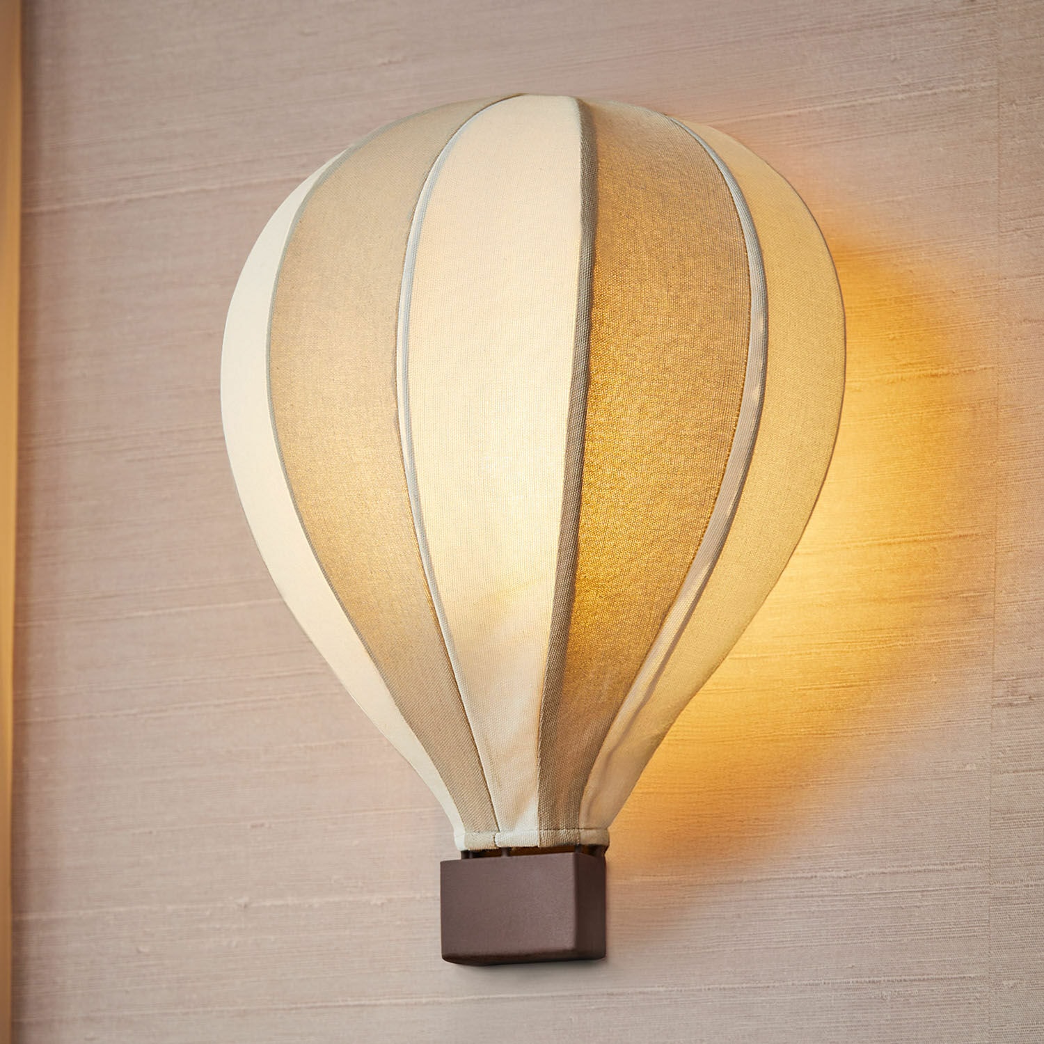 Wandlampe Merrybean Wandleuchte in Heißluftballonform aus Stoff in Beige- und Cremetönen, dekorative Wohnzimmerlampe