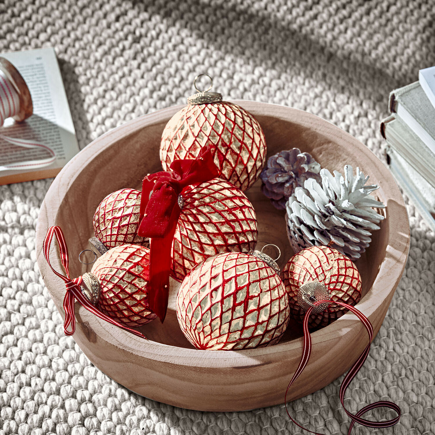 Weihnachtskugeln 6er Set Aleviah Holzschale mit rot-goldenen Weihnachtskugeln und weißen Zapfen als festliche Dekoration