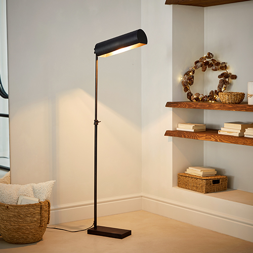 Schwarze Metall-Stehlampe mit verstellbarem Schirm in modernem Raum mit Holzregalen