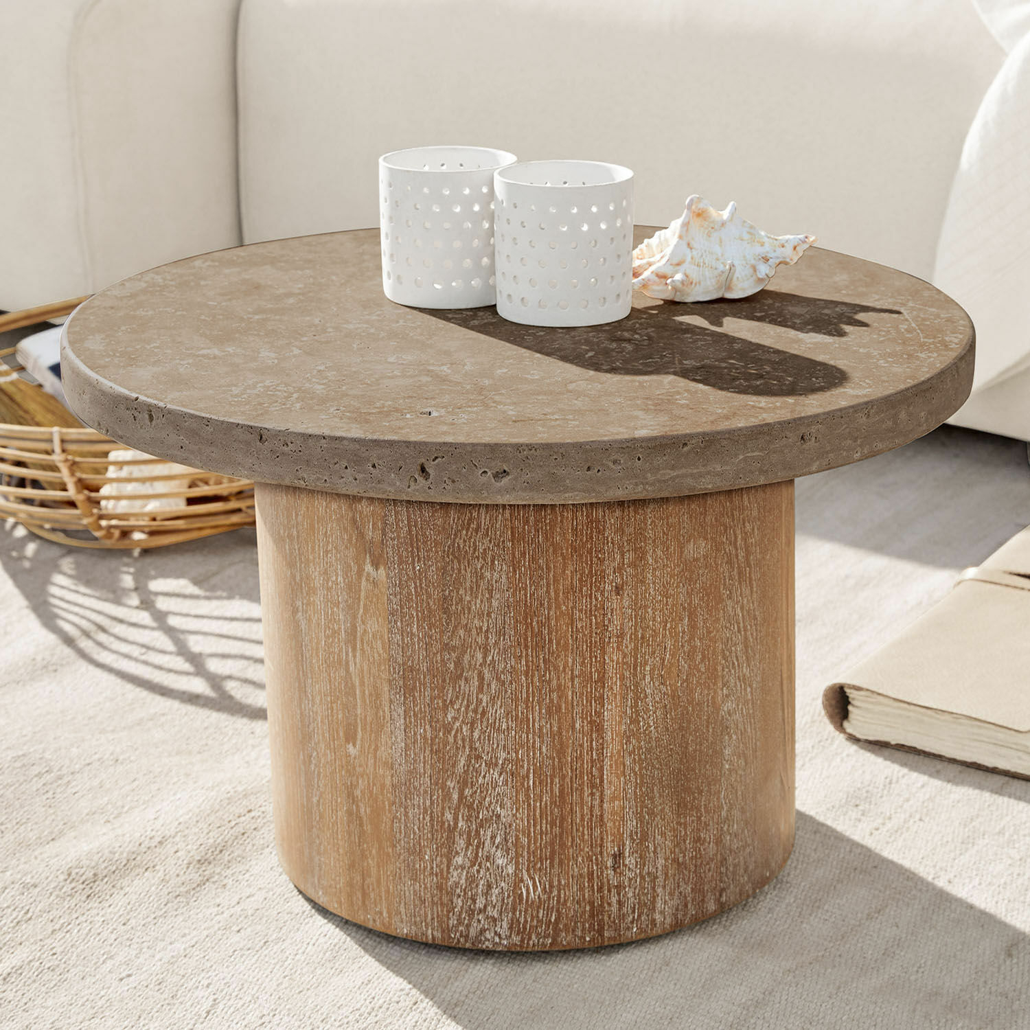 Couchtisch Clearwater, Naturbelassener Travertin mit einzigartiger Musterung, Unikatcharakter durch unebene Tischplatte, Robustes Teakholz mit zartem 