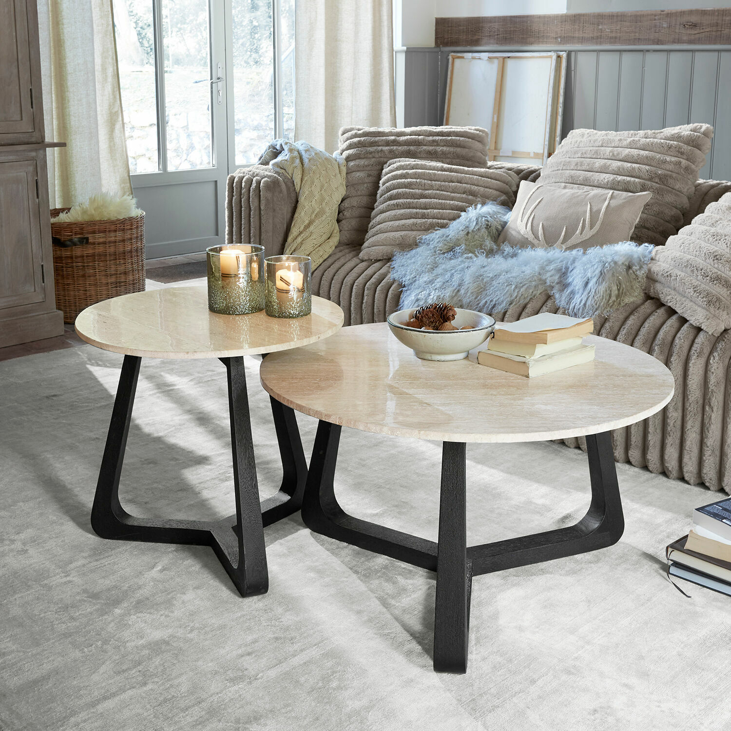 Couchtisch 2er Set Tressane, Tischplatten aus Travertin, Antikschwarzes Holzgestell, Naturstein mit Unikat-Charakter in creme/antikschwarz