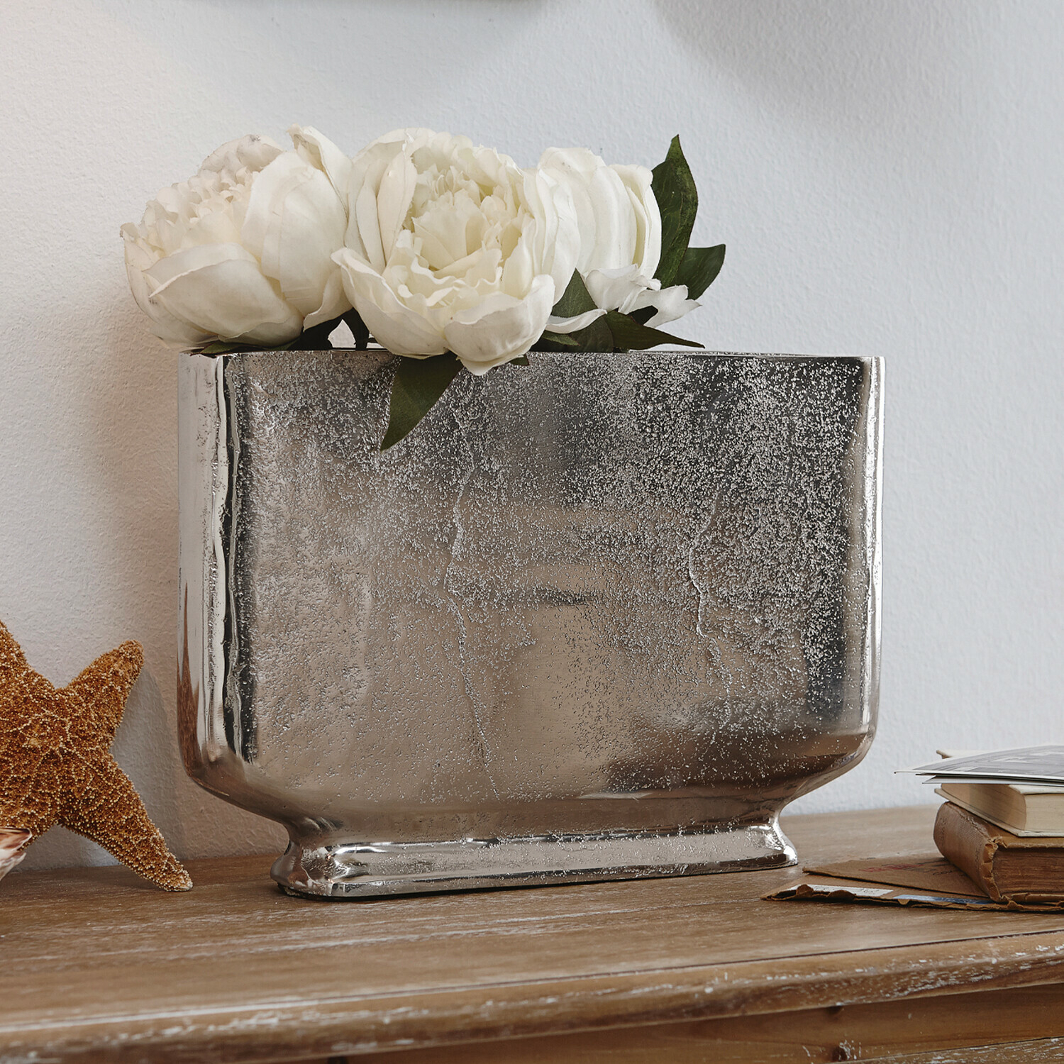 Vase Tabita, Edler Aluminiumguss, Auch solo wirkungsvoll, Ideales Schmuckstück für das Fensterbrett in silber