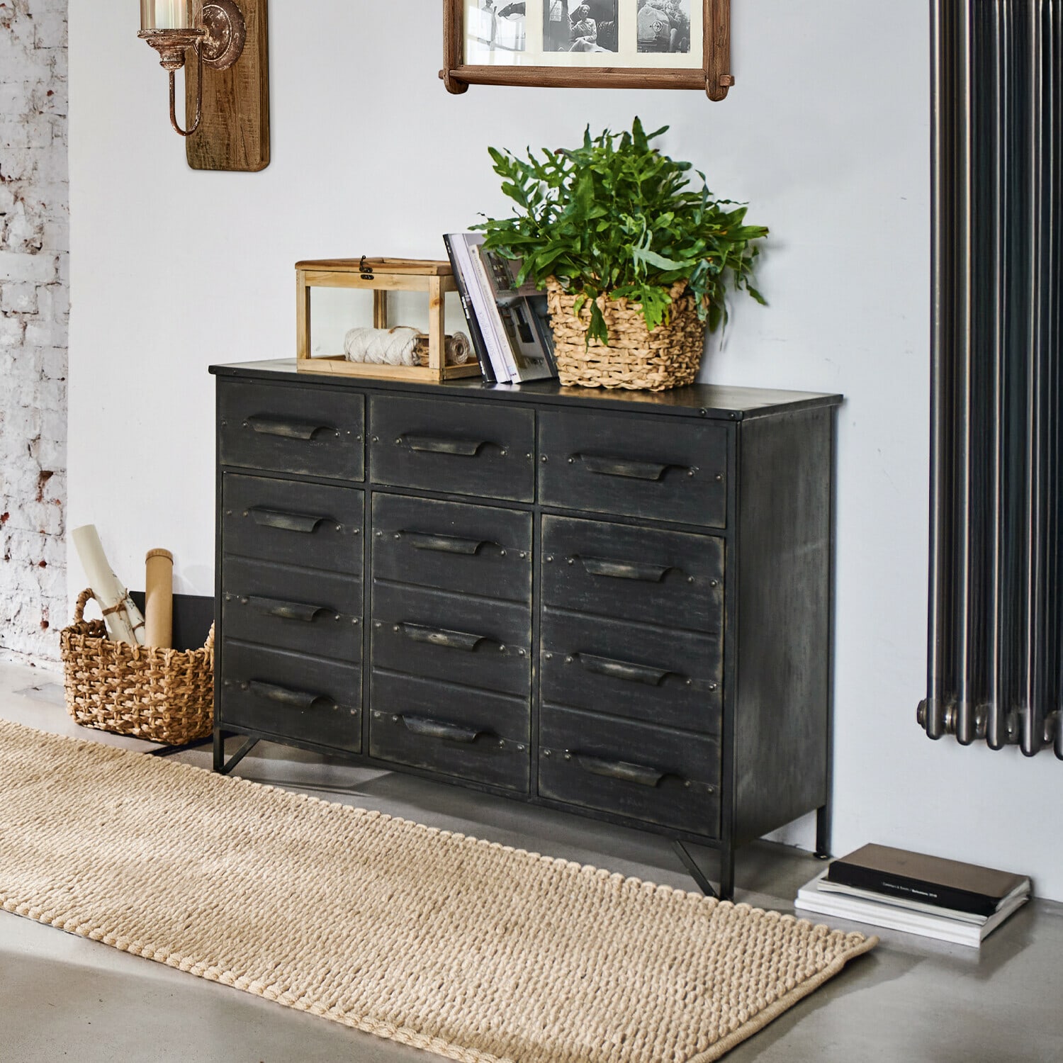 Kommode Mandres, Eisen mit Antik-Finish, Authentischer Factory-Look, Stauraum in Schubladen & Türen in schwarz