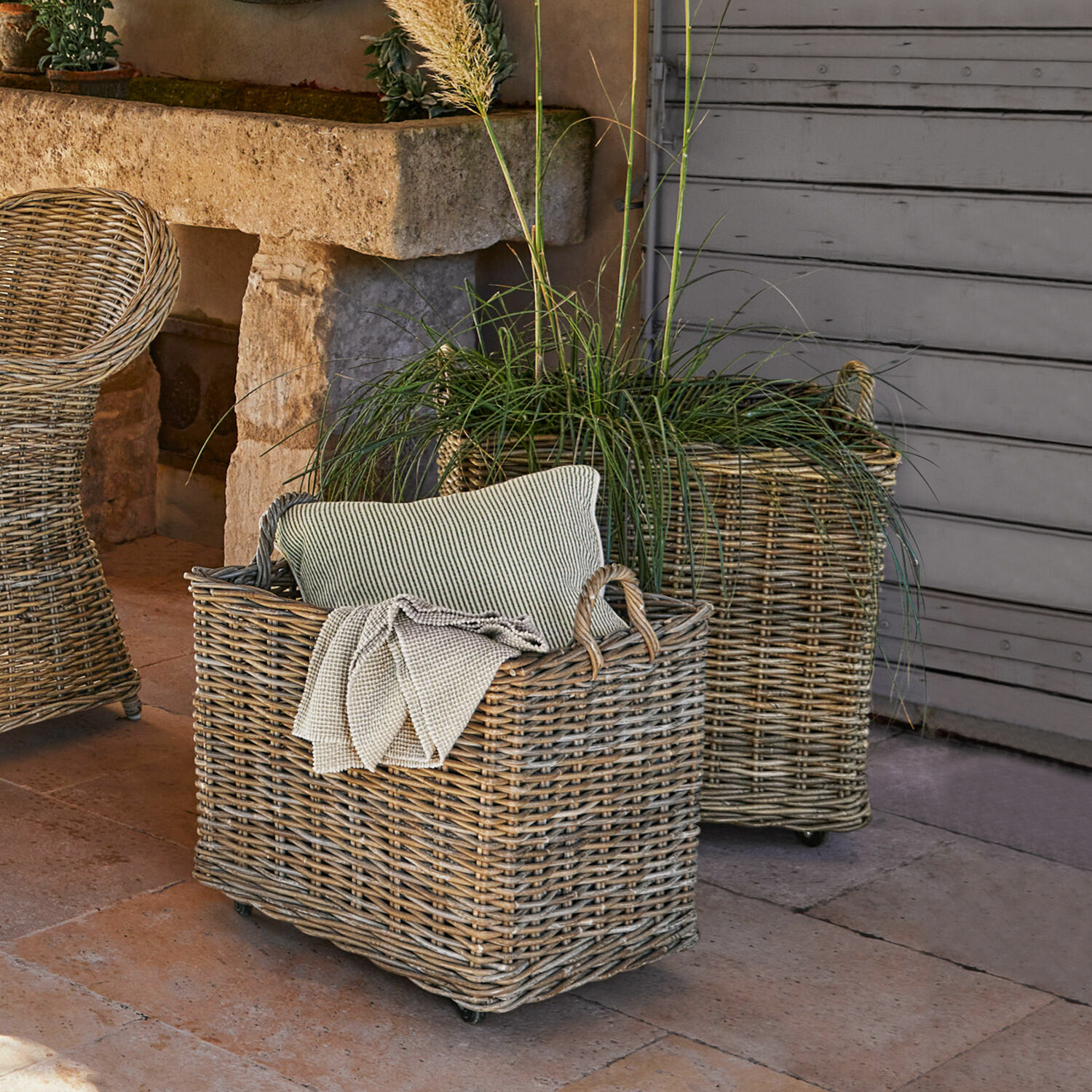 Pflanzkorb 2er Set Gialousa, Aufwendig geflochtenes Rattan, Boden aus Teakholz, Luxuriöse Designs mit Rollen in braun