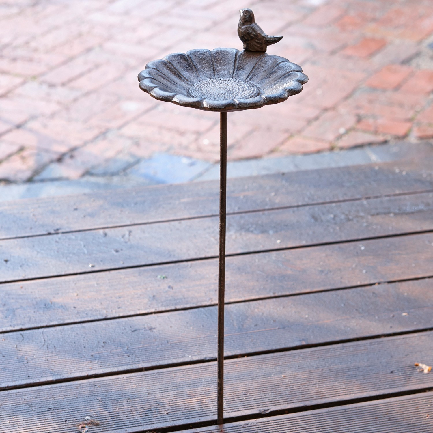 Vogeltränke Finch, Aus reinem Gusseisen, Erinnert an eine Blüte, auf der ein Vogel sitzt, Lässt sich einfach in die Erde stecken in braun
