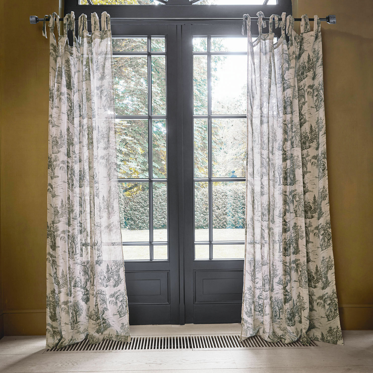 Gardine Dedwen, Hochwertiges Leinen-Baumwollgewebe, Mit klassischen Toile-de-Jouy-Druckmotiven, Luftig, leicht & lichtdurchlässig in grau/leinen