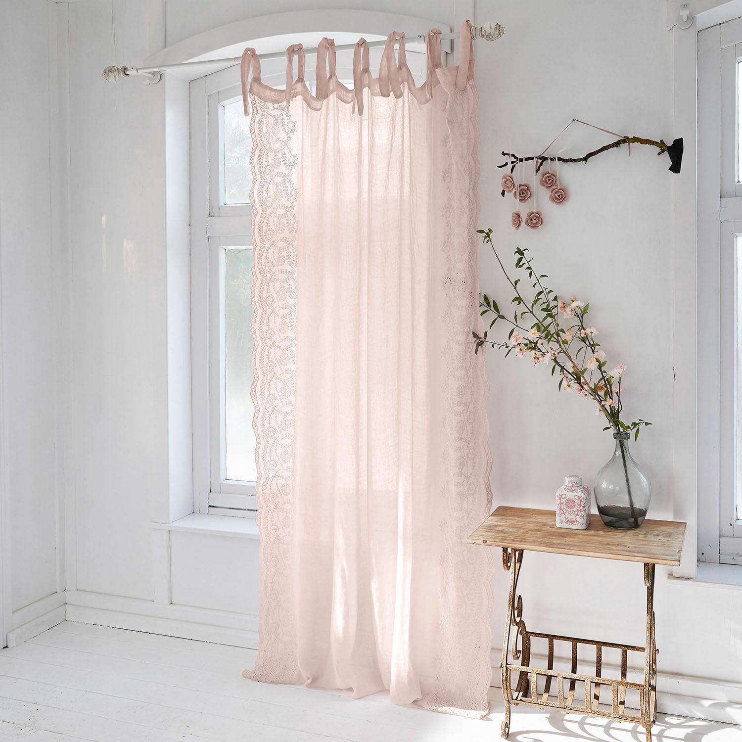 Gardine Esmera, Natürliches Leinengewebe, Mit zarter Broderie Anglaise-Spitze, Romantischer Vintage-Look in rosa