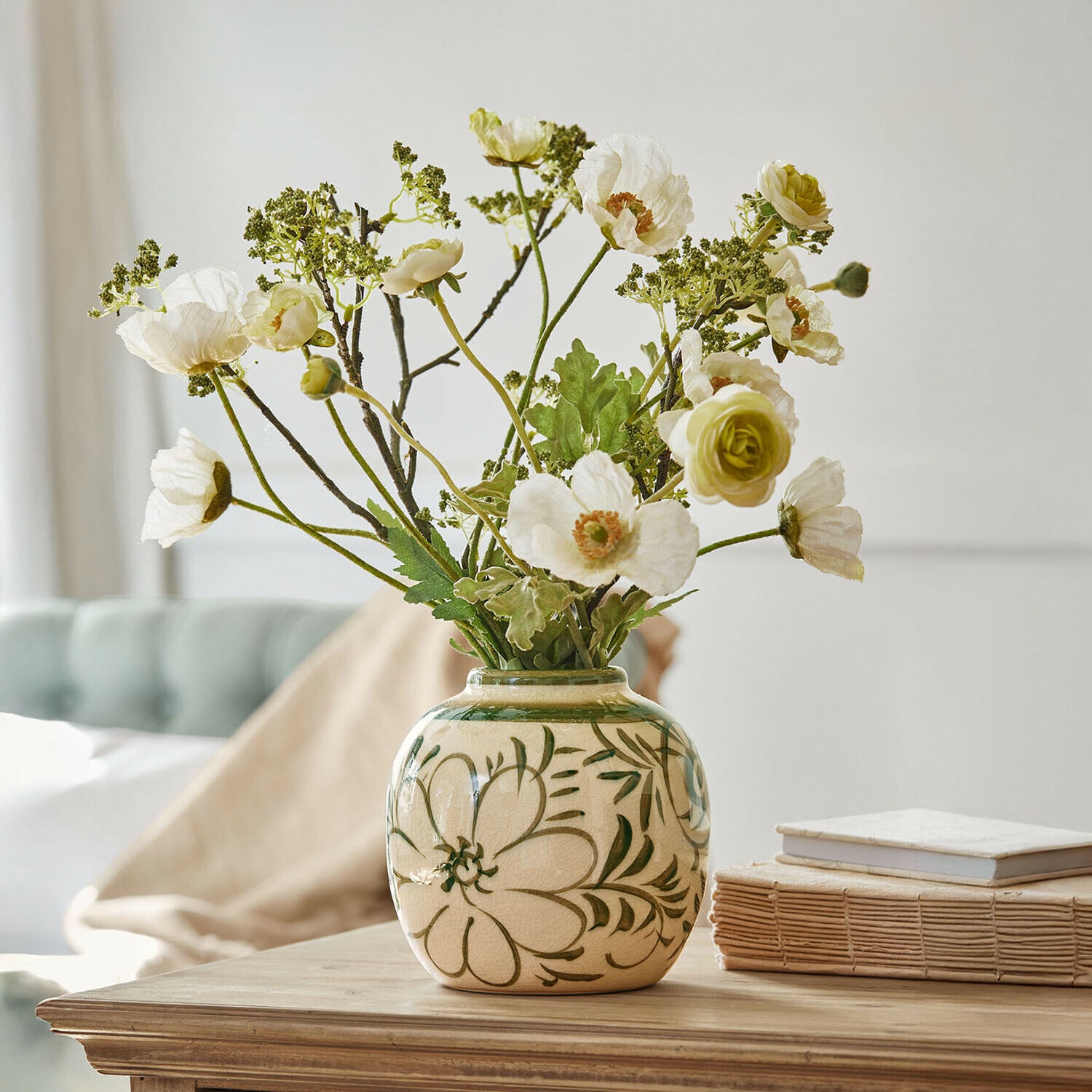 Vase Avignonel, Hergestellt aus Steingut, Handgemaltes Blumenmotiv, Glänzende Glasur mit Craquelé in creme/grün