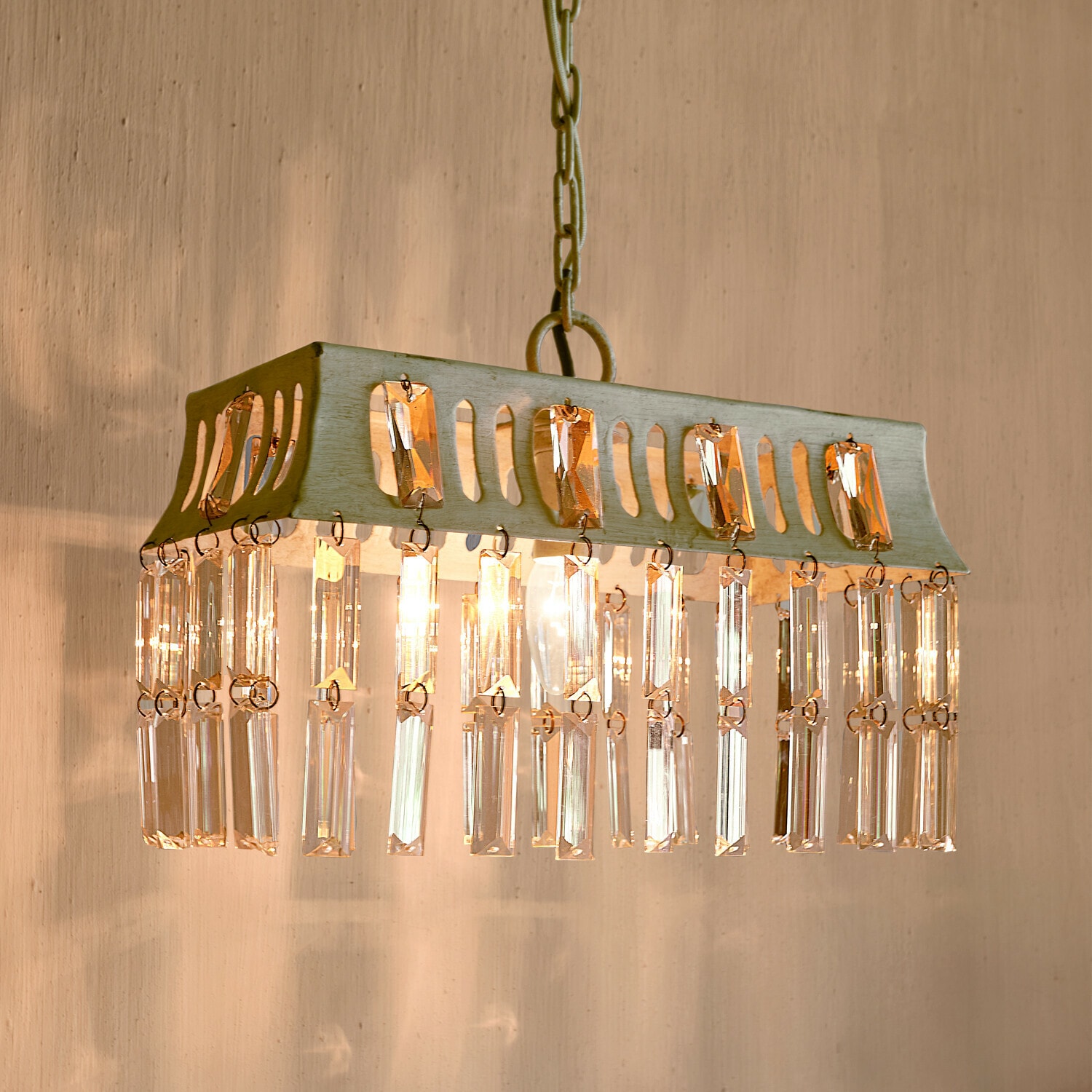 Hängelampe Ocean, Jugendstil-Design, Eisengestell mit Antik-Finish, Aufwendig geschliffene Glasprismen in antikcreme