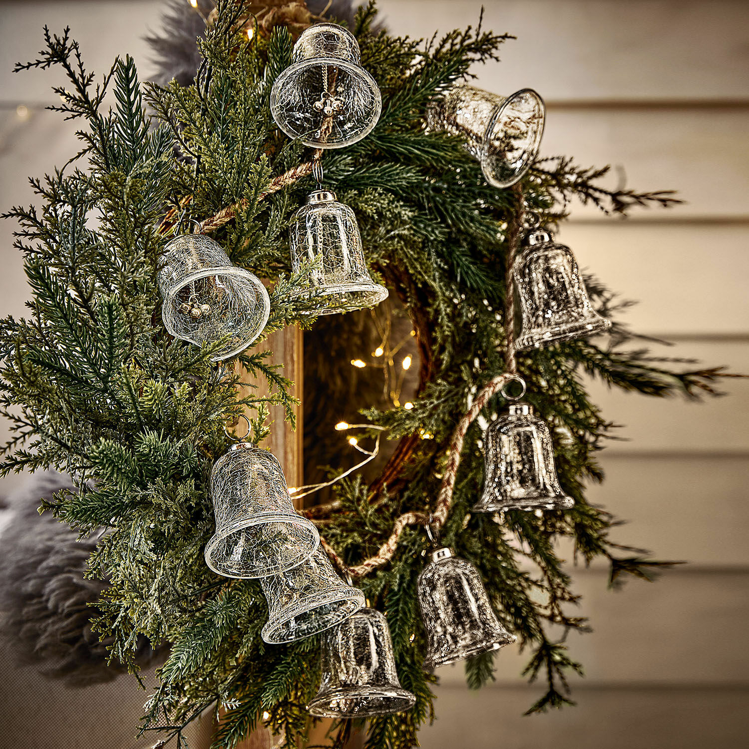 Girlande Bells Weihnachtsgirlande mit grünen Zweigen und transparenten Glasglocken zur Wohnraumdekoration