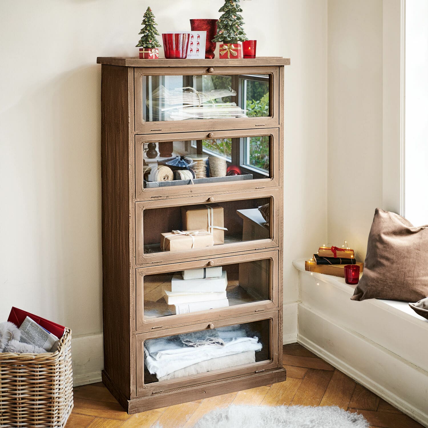 Kommode Houghton Brauner Holzschrank mit fünf verglasten Schubladen, Weihnachtsdekoration und Bücher darin
