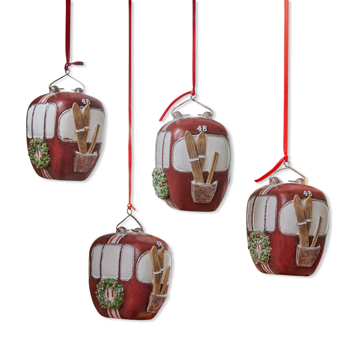 Anhänger 4er Set Barnes Rote Weihnachtsanhänger in Form einer Gondel mit Skiern und Kranz, festliche Dekoration