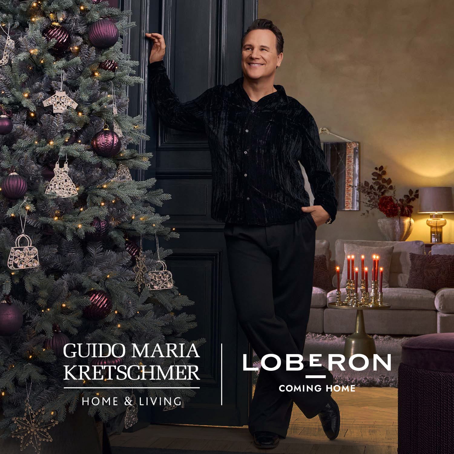 Mann in schwarzem Hemd lehnt an Tür neben festlich geschmücktem Weihnachtsbaum mit violetten Kugeln