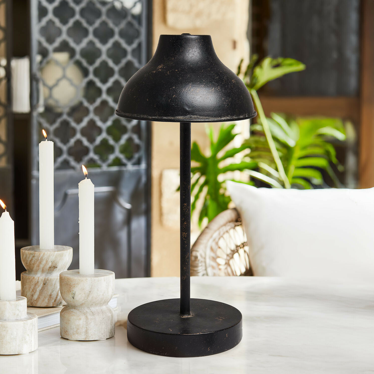 Wiederaufladbare Tischlampe Henvique Schwarze Metall-Tischlampe mit antikem Look auf Marmorplatte in gemütlichem Wohnzimmer
