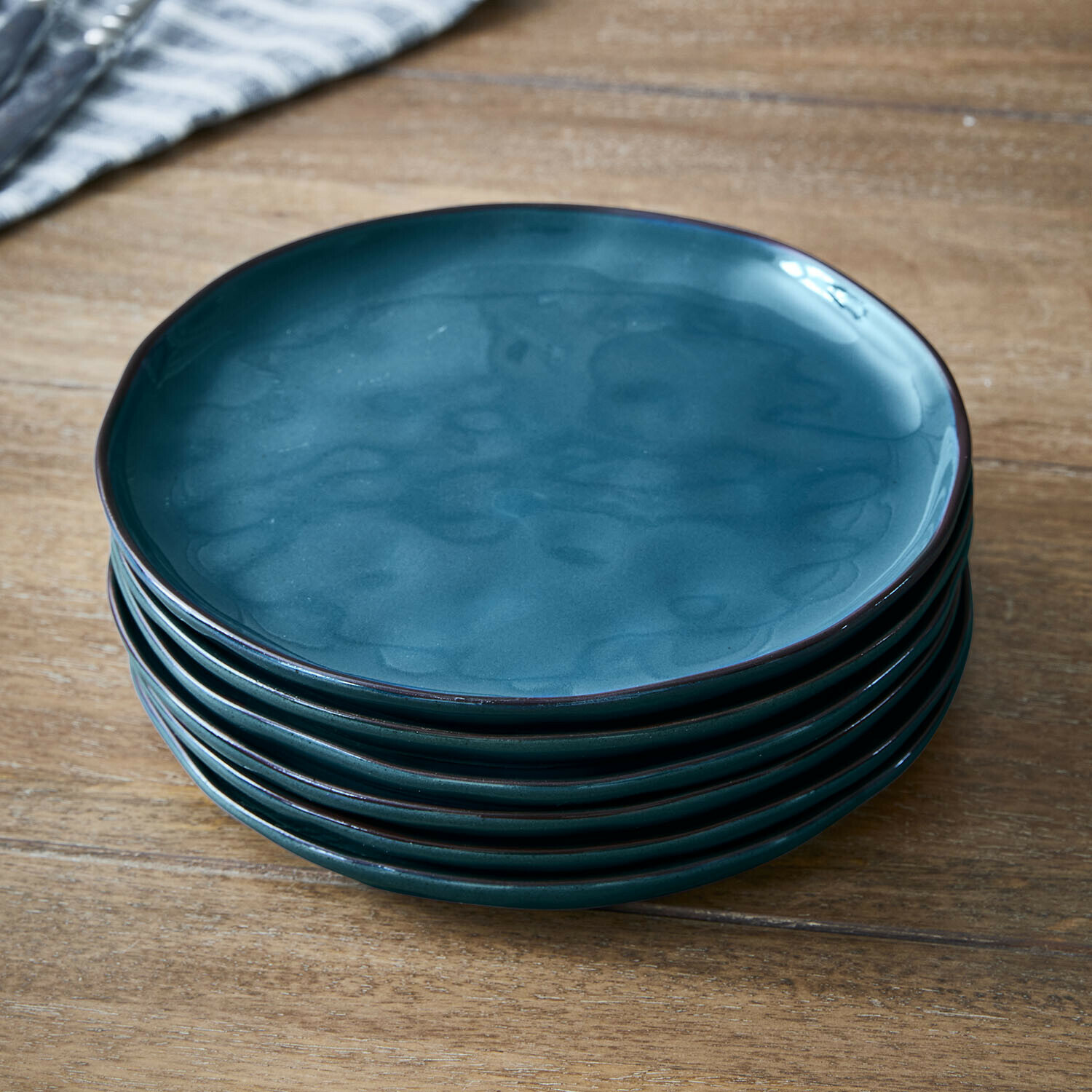 Dessertteller 6er Set Biarré Set aus blauen Keramiktellern auf Holztisch für den täglichen Gebrauch in der Küche