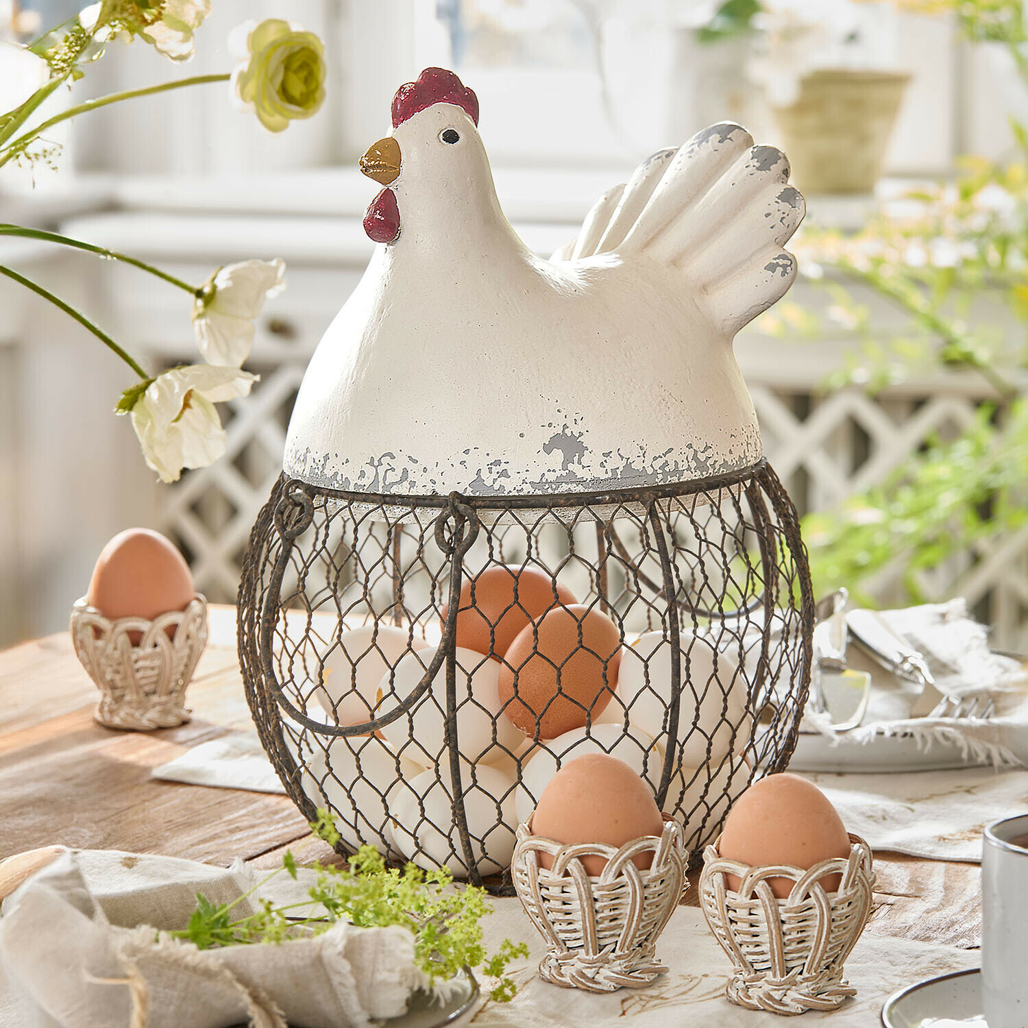 Metall-Eierkorb mit weißem Keramikdeckel in Hühnerform, rustikales Küchenaccessoire