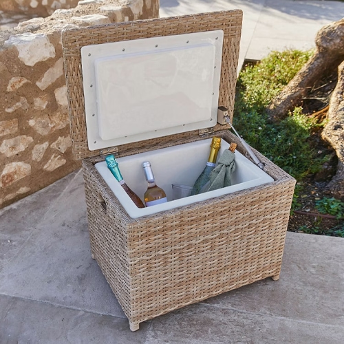 Kühlbox aus natürlichem Rattan mit offenem Deckel und Flaschen im Inneren